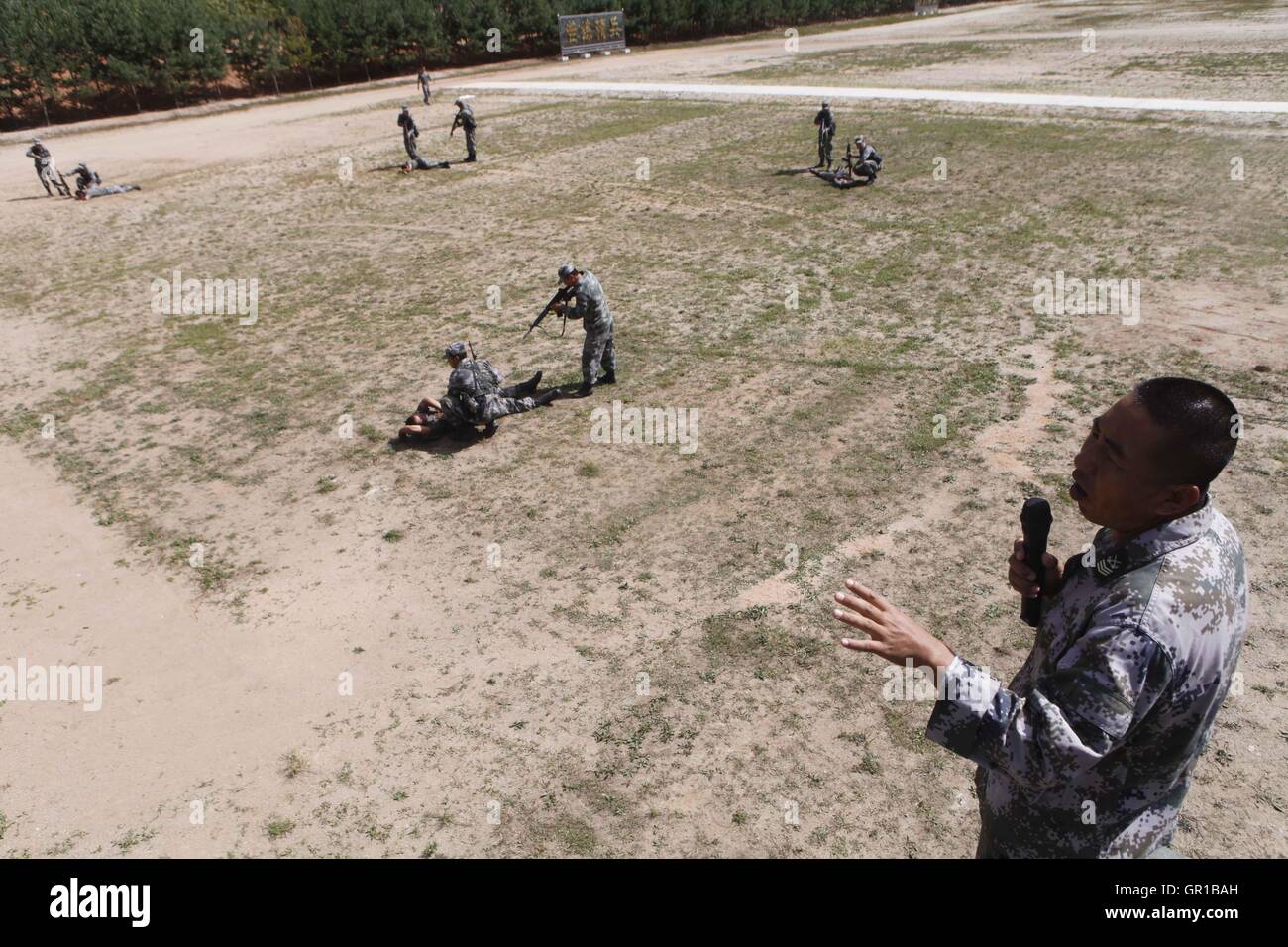 Dalian, Dalian, Chine. Sep 6, 2016. Dalian, Chine- ?6 Septembre 2016 : ?(EDITORIAL ?utiliser ?SEULEMENT. ?CHINE ?OUT) .Zhang Xiaolin, un soldat dans le nord-est de la Chine Â.s la province de Heilongjiang, a formé les chiens militaires pendant 23 ans. Comme un soldat expérimenté, Zhang a formé plus de 20 chiens militaires et formé plus de 2 000 soldats dans l'armée. © SIPA Asie/ZUMA/Alamy Fil Live News Banque D'Images Dalian, Dalian, Chine. Sep 6, 2016. Dalian, Chine- ?6 Septembre 2016 : ?(EDITORIAL ?utiliser ?SEULEMENT. ?CHINE ?OUT) .Zhang Xiaolin, un soldat dans le nord-est de la Chine Â.s la province de Heilongjiang, a formé les chiens militaires pendant 23 ans. Comme un soldat expérimenté, Zhang a formé plus de 20 chiens militaires et formé plus de 2 000 soldats dans l'armée. © SIPA Asie/ZUMA/Alamy Fil Live News Banque D'Images