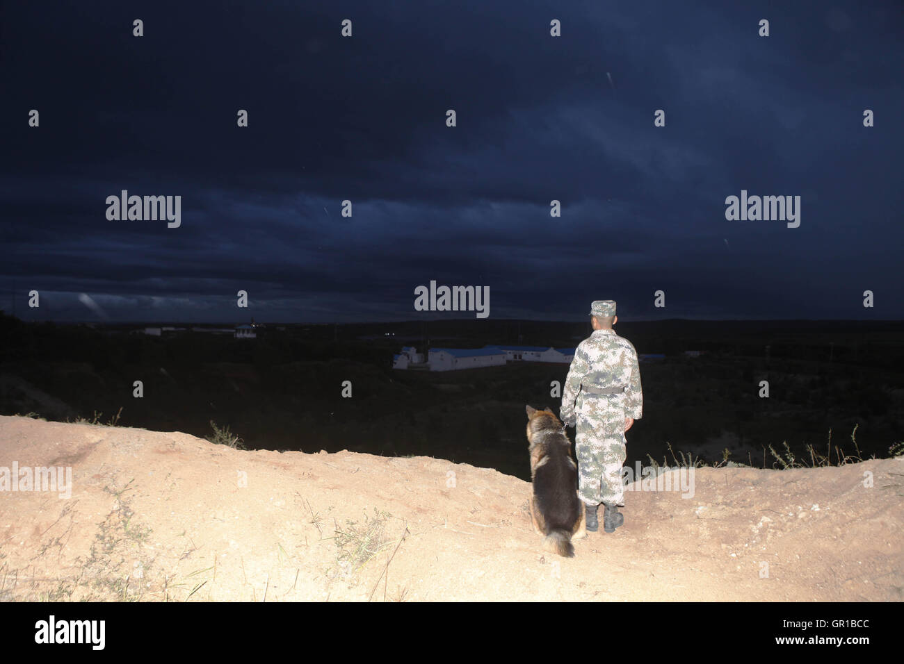 6 septembre 2016 - Dalian, Dalian, Chine - Dalian, Chine- ?6 Septembre 2016 : ?(EDITORIAL ?utiliser ?SEULEMENT. ?CHINE ?OUT) ..Zhang Xiaolin, un soldat dans le nord-est de la Chine Â.s la province de Heilongjiang, a formé les chiens militaires pendant 23 ans. Comme un soldat expérimenté, Zhang a formé plus de 20 chiens militaires et formé plus de 2 000 soldats dans l'armée. (Crédit Image : © SIPA l'Asie via Zuma sur le fil) Banque D'Images 6 septembre 2016 - Dalian, Dalian, Chine - Dalian, Chine- ?6 Septembre 2016 : ?(EDITORIAL ?utiliser ?SEULEMENT. ?CHINE ?OUT) ..Zhang Xiaolin, un soldat dans le nord-est de la Chine Â.s la province de Heilongjiang, a formé les chiens militaires pendant 23 ans. Comme un soldat expérimenté, Zhang a formé plus de 20 chiens militaires et formé plus de 2 000 soldats dans l'armée. (Crédit Image : © SIPA l'Asie via Zuma sur le fil) Banque D'Images