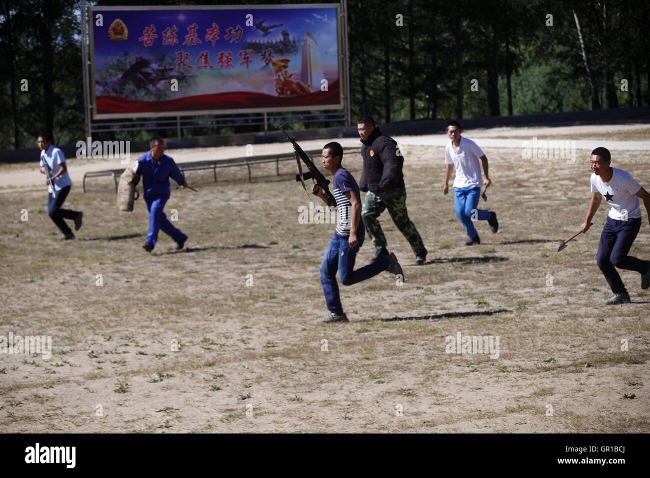 6 septembre 2016 - Dalian, Dalian, Chine - Dalian, Chine- ?6 Septembre 2016 : ?(EDITORIAL ?utiliser ?SEULEMENT. ?CHINE ?OUT) ..Zhang Xiaolin, un soldat dans le nord-est de la Chine Â.s la province de Heilongjiang, a formé les chiens militaires pendant 23 ans. Comme un soldat expérimenté, Zhang a formé plus de 20 chiens militaires et formé plus de 2 000 soldats dans l'armée. (Crédit Image : © SIPA l'Asie via Zuma sur le fil) Banque D'Images 6 septembre 2016 - Dalian, Dalian, Chine - Dalian, Chine- ?6 Septembre 2016 : ?(EDITORIAL ?utiliser ?SEULEMENT. ?CHINE ?OUT) ..Zhang Xiaolin, un soldat dans le nord-est de la Chine Â.s la province de Heilongjiang, a formé les chiens militaires pendant 23 ans. Comme un soldat expérimenté, Zhang a formé plus de 20 chiens militaires et formé plus de 2 000 soldats dans l'armée. (Crédit Image : © SIPA l'Asie via Zuma sur le fil) Banque D'Images