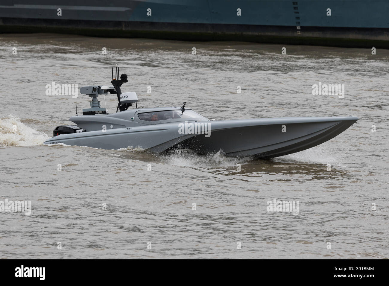 Londres, Royaume-Uni. 5e septembre 2016. La surface d'autonomie Maritime  Testbed (mât), un navire de surface sans pilote (USV) qui est un type  spécial de drone militaire est testé sur la Tamise près