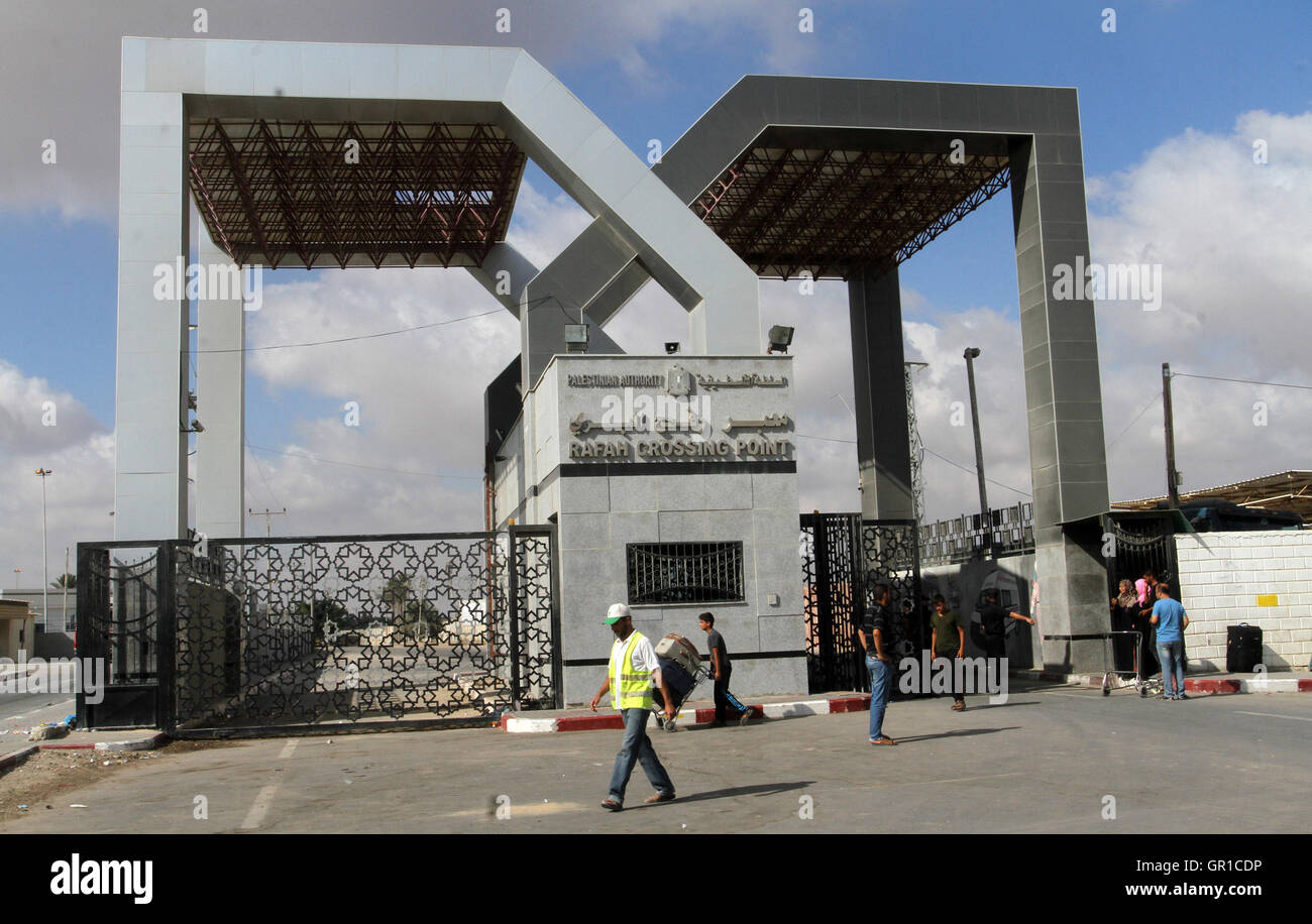 Rafah, bande de Gaza, territoire palestinien. Sep 6, 2016. Permis de voyage pour attendre les Palestiniens de pénétrer en Egypte à travers le passage de Rafah, le 6 septembre 2016 dans le sud de la bande de Gaza. Les autorités égyptiennes ont rouvert temporairement les deux directions dans la bande de Gaza, les patients, les personnes avec permis de séjour et passeport propriétaires sont autorisés à franchir la frontière à crédit : Abed Rahim Khatib/APA/Images/fil ZUMA Alamy Live News Banque D'Images