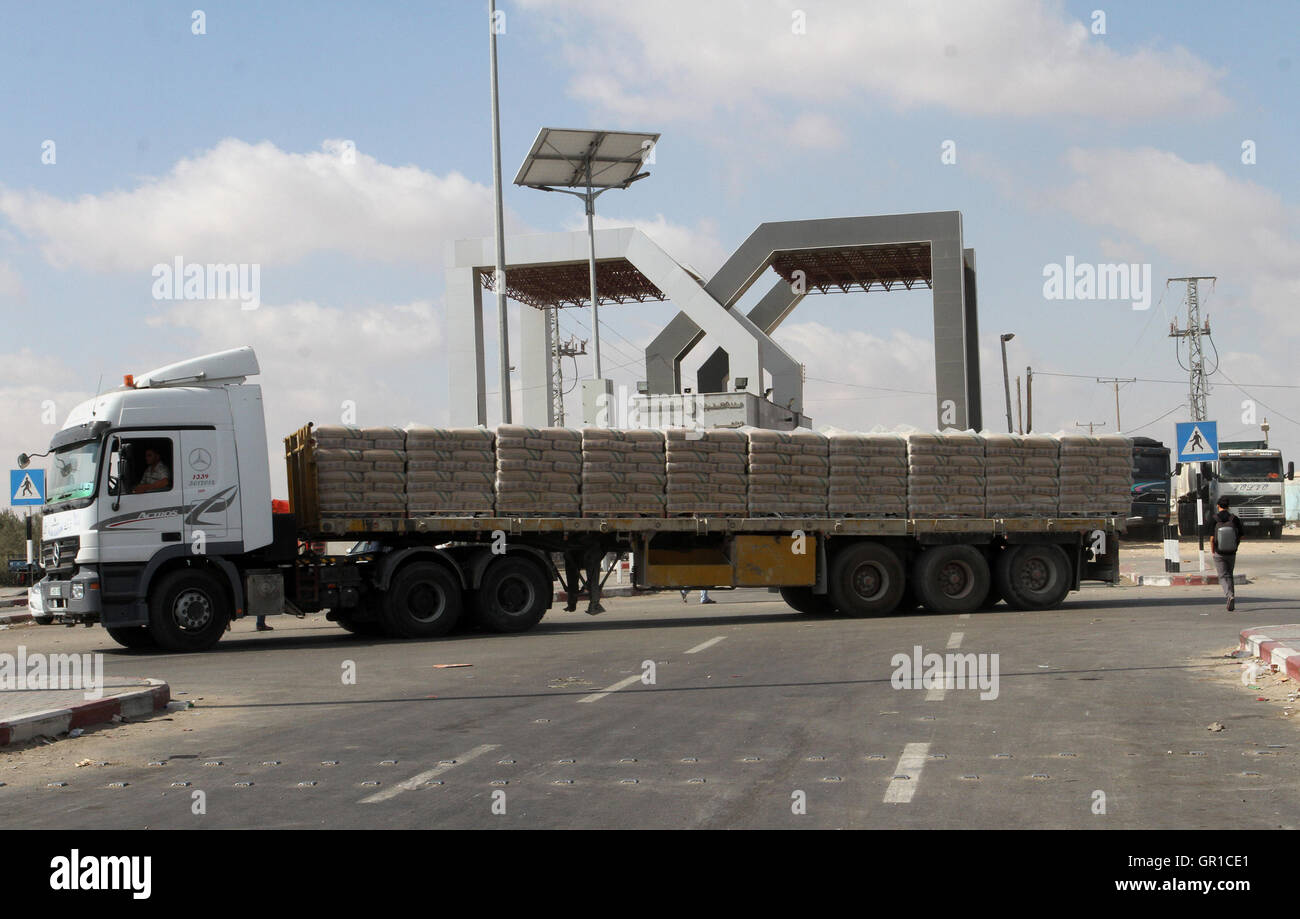 Rafah, bande de Gaza, territoire palestinien. Sep 6, 2016. Un camion loded avec du ciment entre de l'Egypte à travers le passage de Rafah dans le sud de la bande de Gaza le 6 septembre 2016. Les autorités égyptiennes ont rouvert temporairement les deux directions dans la bande de Gaza, les patients, les personnes avec permis de séjour et passeport propriétaires sont autorisés à franchir la frontière à crédit : Abed Rahim Khatib/APA/Images/fil ZUMA Alamy Live News Banque D'Images