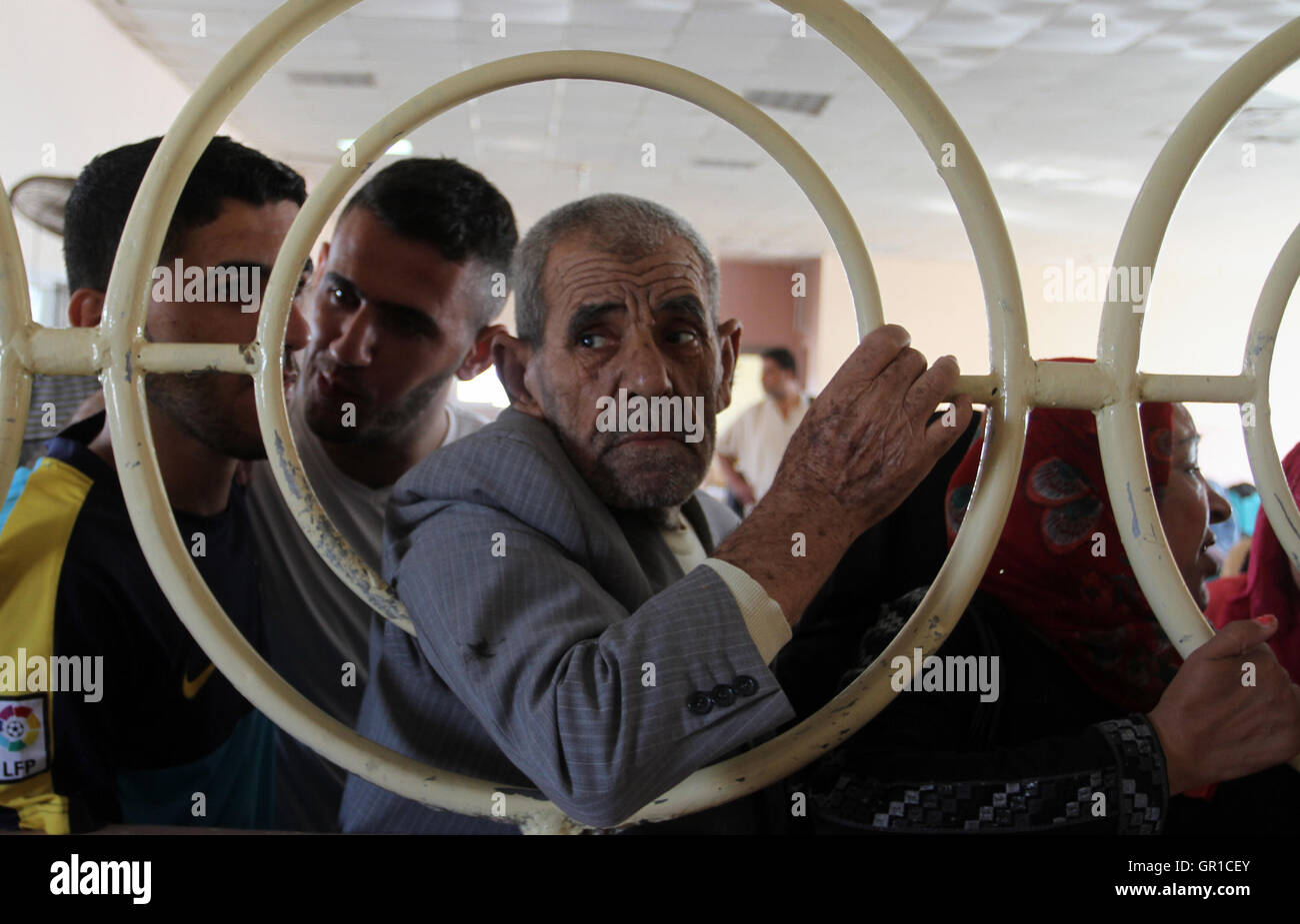 Rafah, bande de Gaza, territoire palestinien. Sep 6, 2016. Permis de voyage pour attendre les Palestiniens de pénétrer en Egypte à travers le passage de Rafah, le 6 septembre 2016 dans le sud de la bande de Gaza. Les autorités égyptiennes ont rouvert temporairement les deux directions dans la bande de Gaza, les patients, les personnes avec permis de séjour et passeport propriétaires sont autorisés à franchir la frontière à crédit : Abed Rahim Khatib/APA/Images/fil ZUMA Alamy Live News Banque D'Images