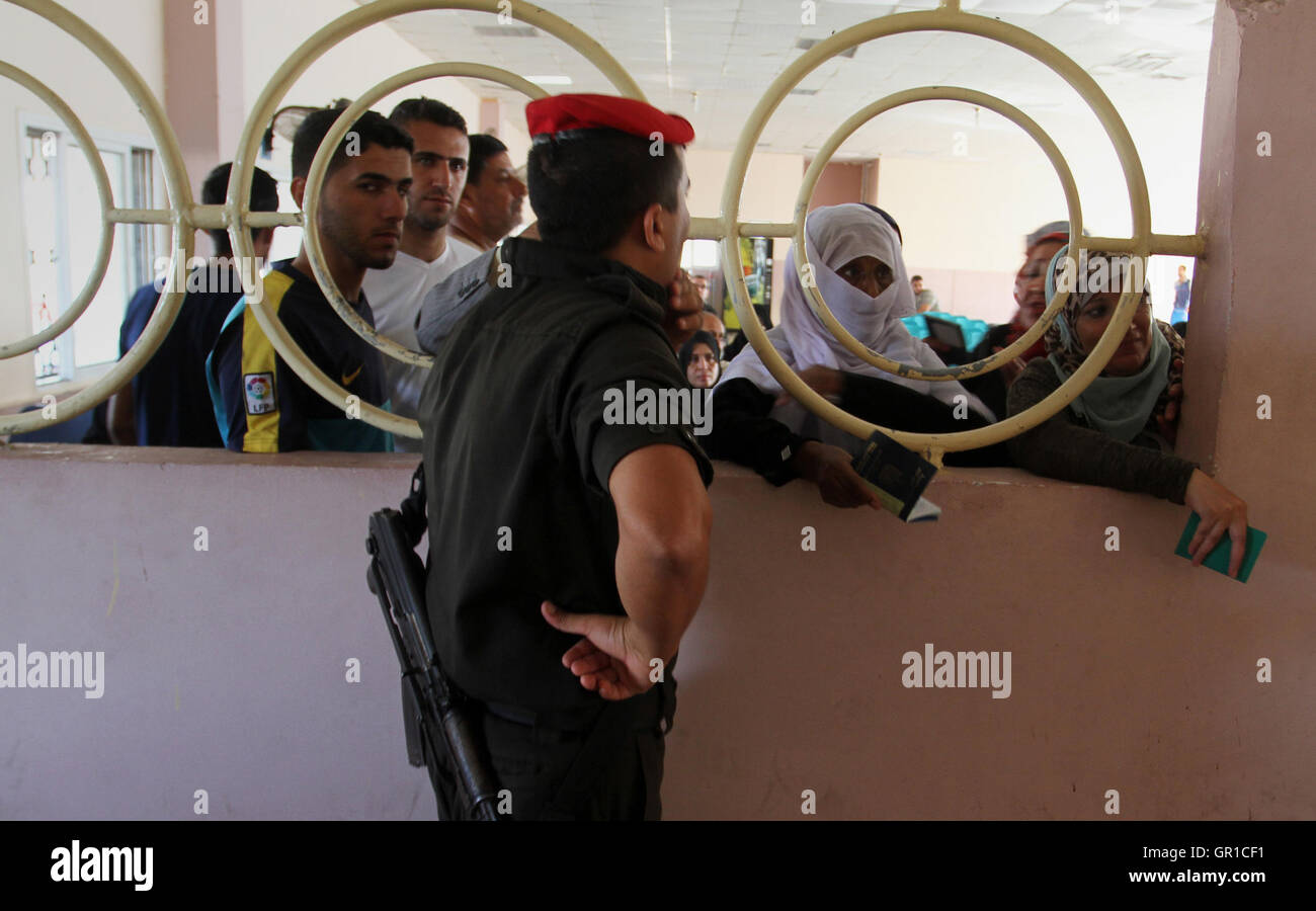 Rafah, bande de Gaza, territoire palestinien. Sep 6, 2016. Permis de voyage pour attendre les Palestiniens de pénétrer en Egypte à travers le passage de Rafah, le 6 septembre 2016 dans le sud de la bande de Gaza. Les autorités égyptiennes ont rouvert temporairement les deux directions dans la bande de Gaza, les patients, les personnes avec permis de séjour et passeport propriétaires sont autorisés à franchir la frontière à crédit : Abed Rahim Khatib/APA/Images/fil ZUMA Alamy Live News Banque D'Images