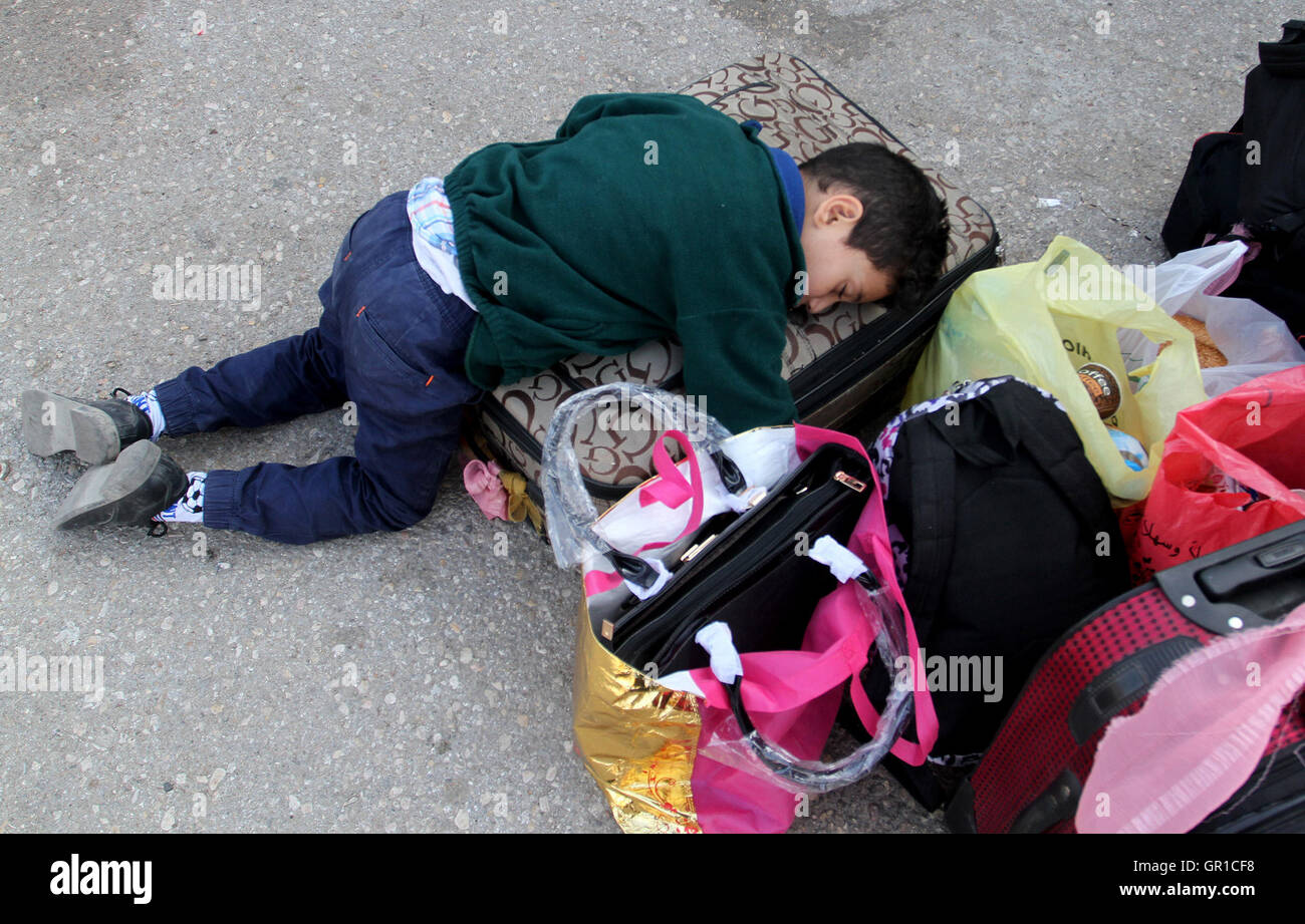 Rafah, bande de Gaza, territoire palestinien. Sep 6, 2016. Permis de voyage pour attendre les Palestiniens de pénétrer en Egypte à travers le passage de Rafah, le 6 septembre 2016 dans le sud de la bande de Gaza. Les autorités égyptiennes ont rouvert temporairement les deux directions dans la bande de Gaza, les patients, les personnes avec permis de séjour et passeport propriétaires sont autorisés à franchir la frontière à crédit : Abed Rahim Khatib/APA/Images/fil ZUMA Alamy Live News Banque D'Images