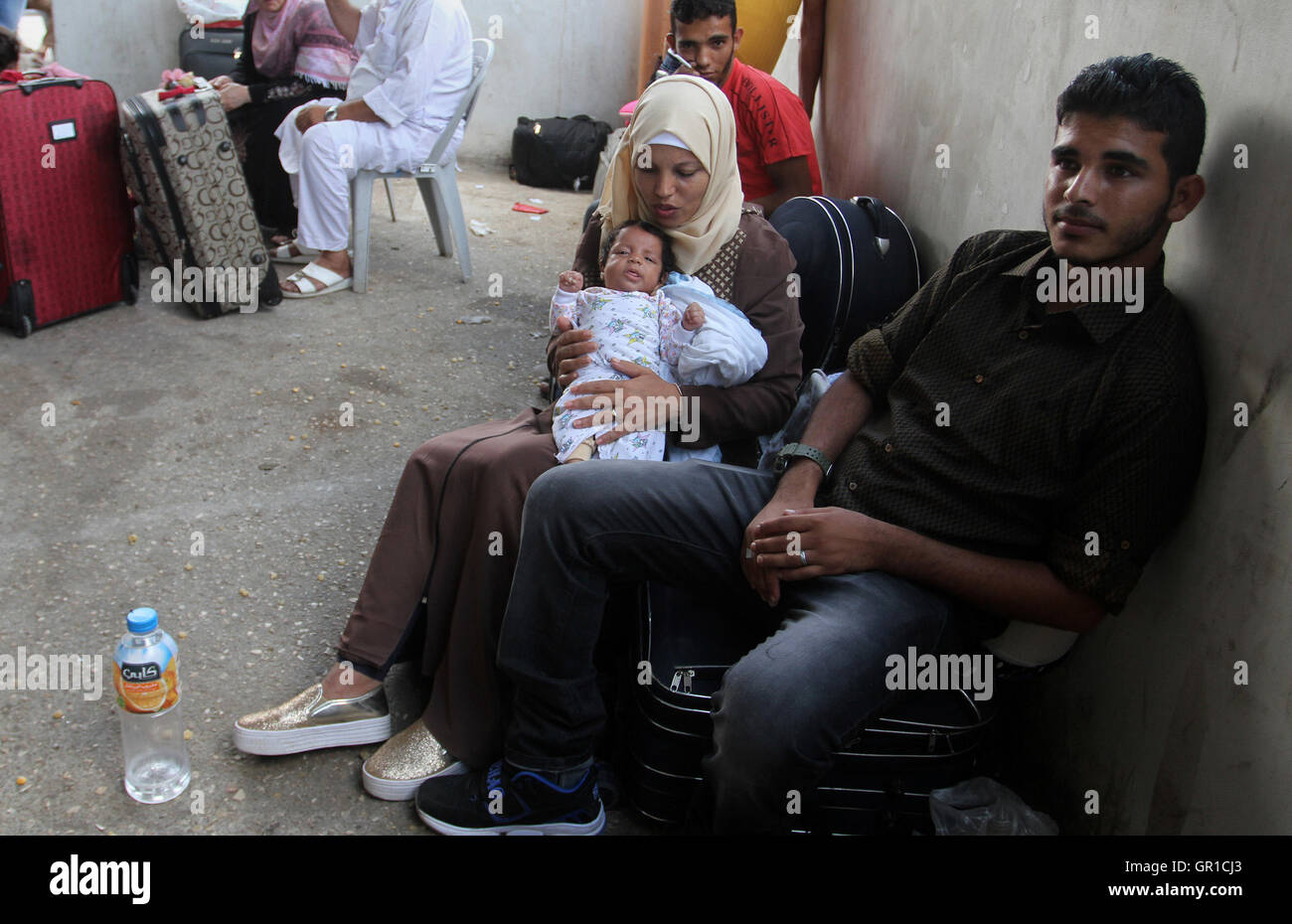 Rafah, bande de Gaza, territoire palestinien. Sep 6, 2016. Permis de voyage pour attendre les Palestiniens de pénétrer en Egypte à travers le passage de Rafah, le 6 septembre 2016 dans le sud de la bande de Gaza. Les autorités égyptiennes ont rouvert temporairement les deux directions dans la bande de Gaza, les patients, les personnes avec permis de séjour et passeport propriétaires sont autorisés à franchir la frontière à crédit : Abed Rahim Khatib/APA/Images/fil ZUMA Alamy Live News Banque D'Images