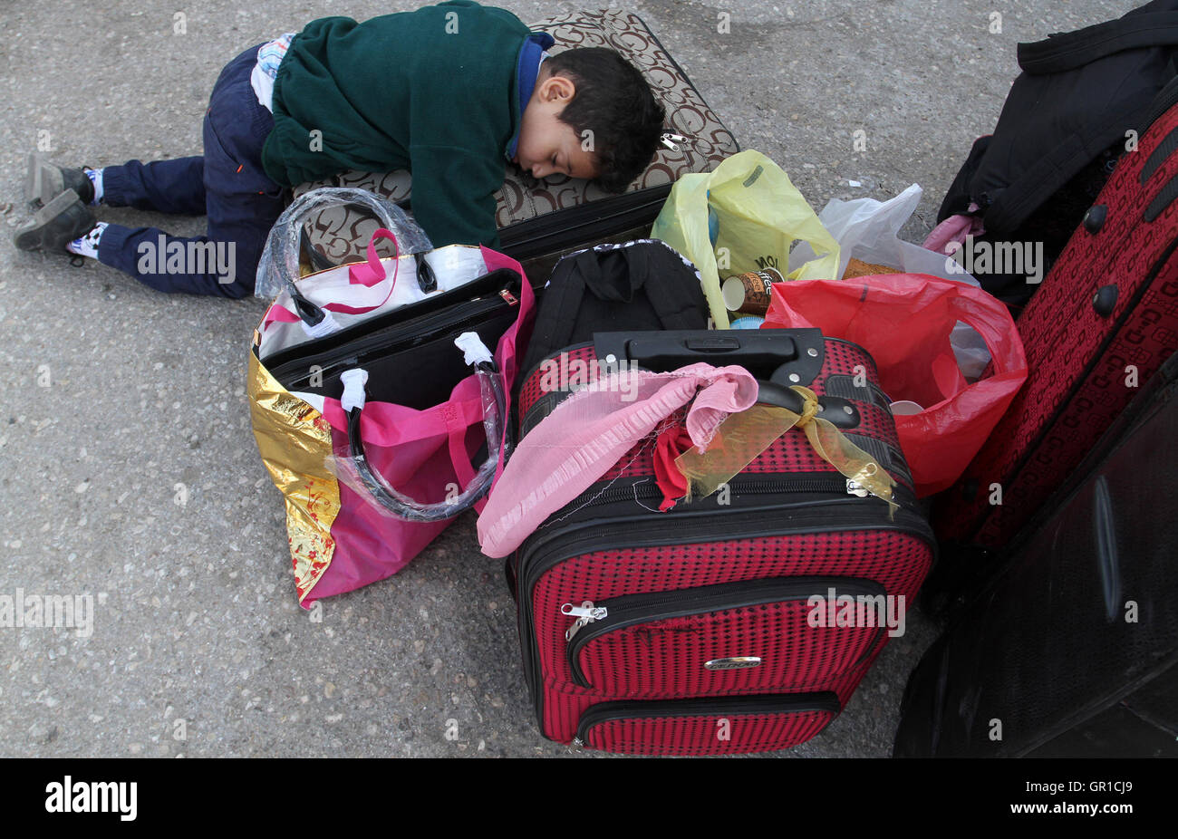 Rafah, bande de Gaza, territoire palestinien. Sep 6, 2016. Permis de voyage pour attendre les Palestiniens de pénétrer en Egypte à travers le passage de Rafah, le 6 septembre 2016 dans le sud de la bande de Gaza. Les autorités égyptiennes ont rouvert temporairement les deux directions dans la bande de Gaza, les patients, les personnes avec permis de séjour et passeport propriétaires sont autorisés à franchir la frontière à crédit : Abed Rahim Khatib/APA/Images/fil ZUMA Alamy Live News Banque D'Images