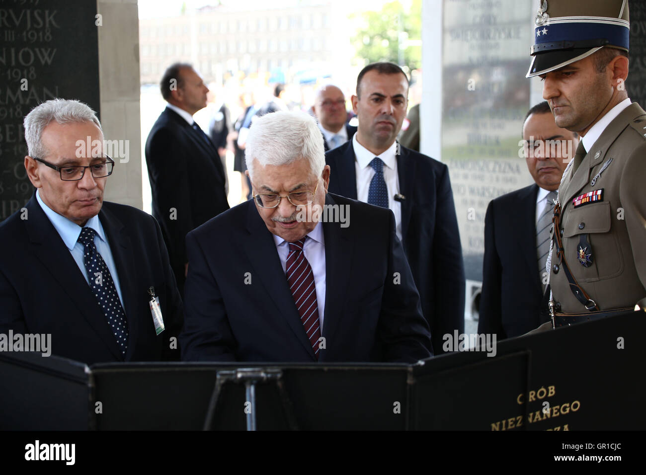 Pologne, Varsovie, 6 septembre 2016 : Le président palestinien Mahmoud Abbas lors d'une cérémonie de dépôt de gerbes au Monument du Soldat inconnu. Credit : Jake Ratz/Alamy Live News Banque D'Images