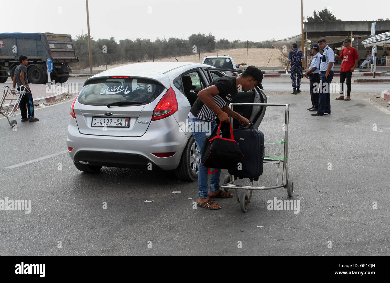 Rafah, bande de Gaza, territoire palestinien. Sep 6, 2016. Permis de voyage pour attendre les Palestiniens de pénétrer en Egypte à travers le passage de Rafah, le 6 septembre 2016 dans le sud de la bande de Gaza. Les autorités égyptiennes ont rouvert temporairement les deux directions dans la bande de Gaza, les patients, les personnes avec permis de séjour et passeport propriétaires sont autorisés à franchir la frontière à crédit : Abed Rahim Khatib/APA/Images/fil ZUMA Alamy Live News Banque D'Images