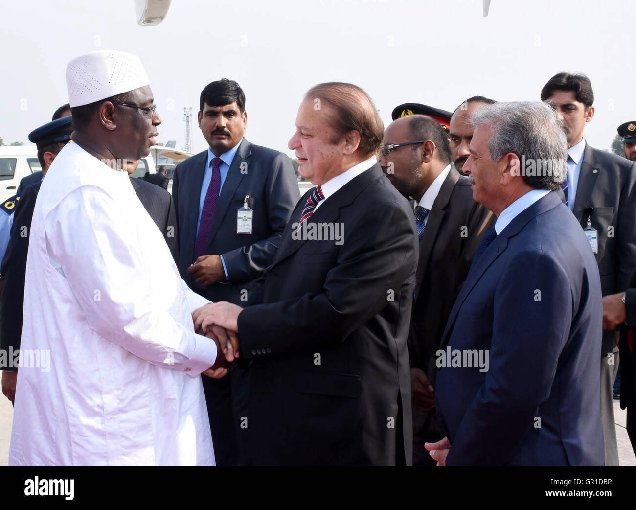 Islamabad. Sep 6, 2016. Photo libérée par le Pakistan's Press Information Département (PID) le 6 septembre 2016 montre le Premier Ministre pakistanais Nawaz Sharif (2e R, à l'avant) reçoit le président sénégalais Macky Sall (L, à l'avant) à Islamabad, Pakistan. © Xinhua/PID/Alamy Live News Banque D'Images