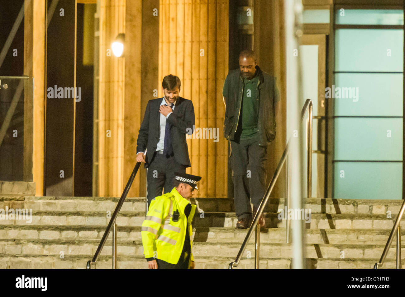 West Bay, Dorset, UK - 6 septembre 2016 - David Tennant et Sir Lenny Henry tournage scène d'arrestation sur les marches de la station de police de nuit pour la série 3 de la série à succès d'ITV Broadchurch. Ed Burnet, le personnage joué par Sir Lenny Henry est considéré d'être placés en détention en menottes par DI Alec Hardy joué par David Tennant, après qu'il avait agressé l'un de l'affiche les caractères Jim Atwood. Photo : Graham Hunt/Alamy Live News Banque D'Images