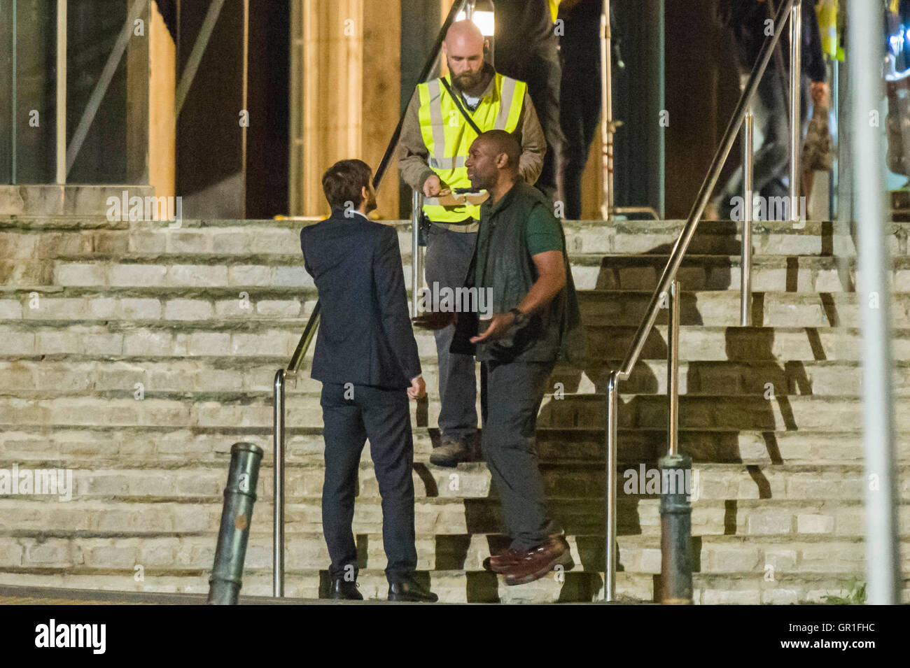 West Bay, Dorset, UK - 6 septembre 2016 - David Tennant et Sir Lenny Henry tournage scène d'arrestation sur les marches de la station de police de nuit pour la série 3 de la série à succès d'ITV Broadchurch. Ed Burnet, le personnage joué par Sir Lenny Henry est considéré d'être placés en détention en menottes par DI Alec Hardy joué par David Tennant, après qu'il avait agressé l'un de l'affiche les caractères Jim Atwood. Photo : Graham Hunt/Alamy Live News Banque D'Images