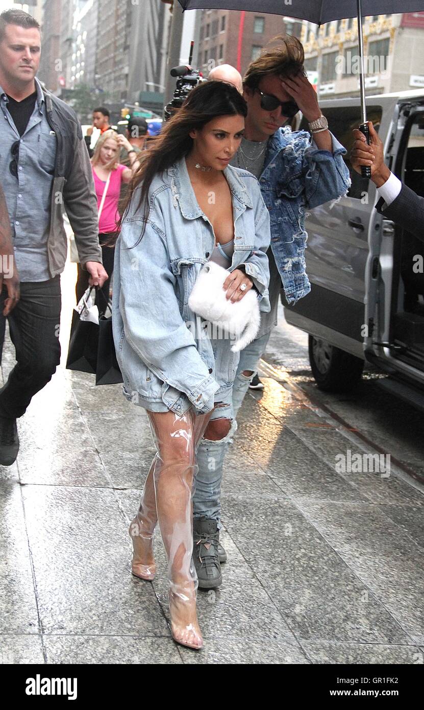 New York, USA. 6 Septembre, 2016. NEW YORK, NY - 6 SEPTEMBRE : Kim  Kardashian brave la pluie portant des cuissardes en plastique transparent à  New York, New York le 6 septembre