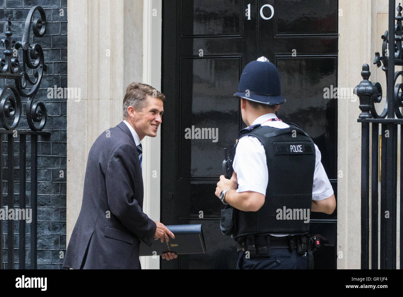 Londres, Royaume-Uni. 6 Septembre, 2016. Whip en chef (secrétaire parlementaire du Conseil du Trésor) Gavin Williamson arrive à Downing Street pour la réunion hebdomadaire du cabinet après les vacances d'été. Crédit : Paul Davey/Alamy Live News Banque D'Images