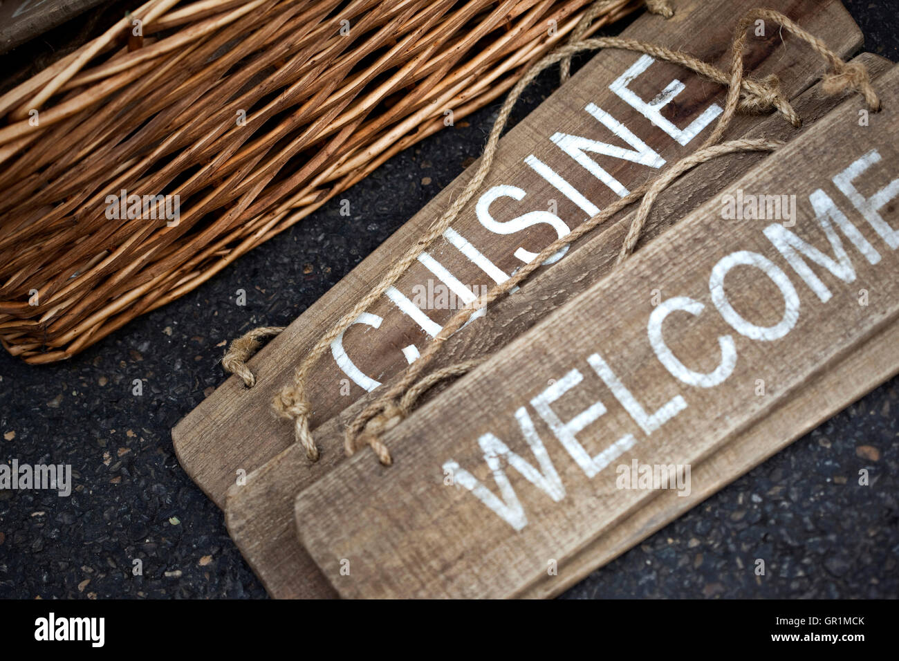Welcom et signes cuisine sur planche de bois dans un marché aux puces Banque D'Images