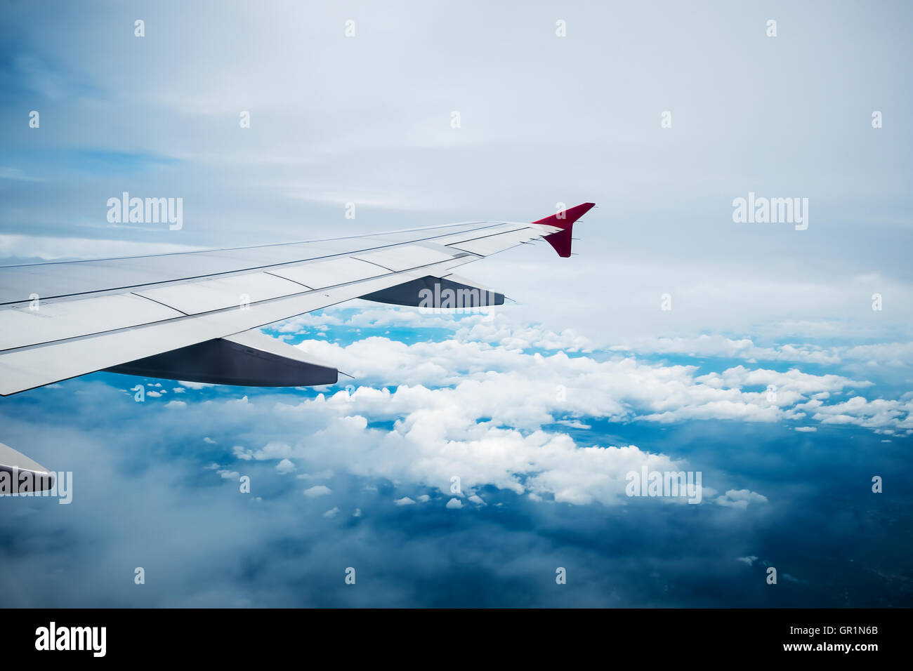 Sur l'aile d'avion cloudscape et ciel bleu Banque D'Images