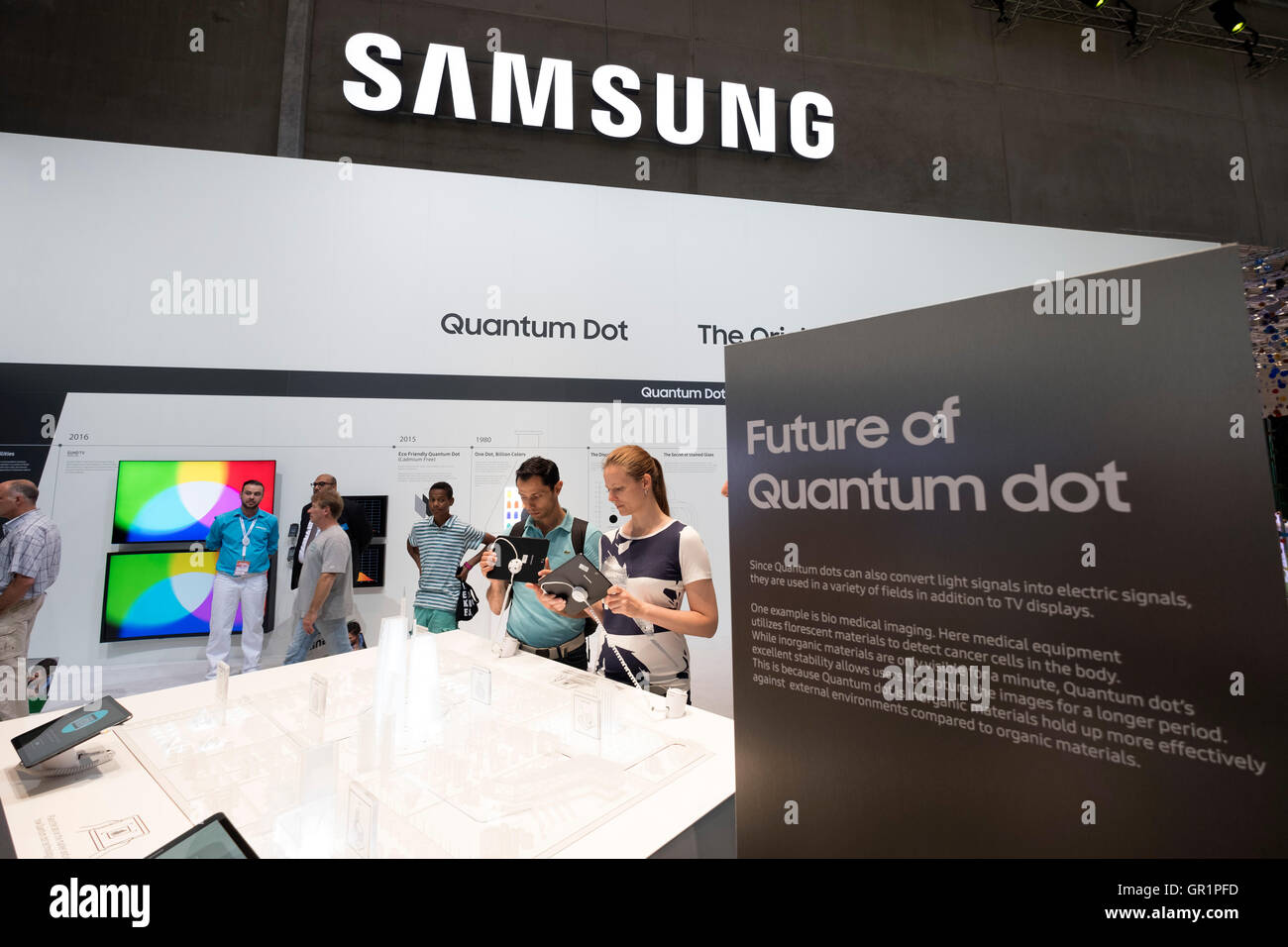 La télévision Samsung point quantique 2016 Affichage à l'IFA (Internationale Funkausstellung Berlin), Berlin, Allemagne Banque D'Images