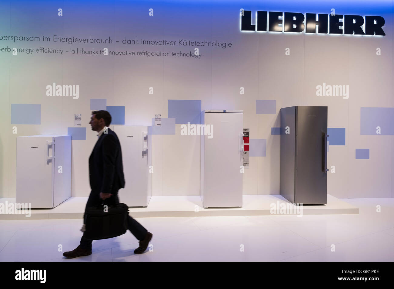 Réfrigérateur sur stand Liebherr à 2016 IFA (Internationale Funkausstellung Berlin), Berlin, Allemagne Banque D'Images