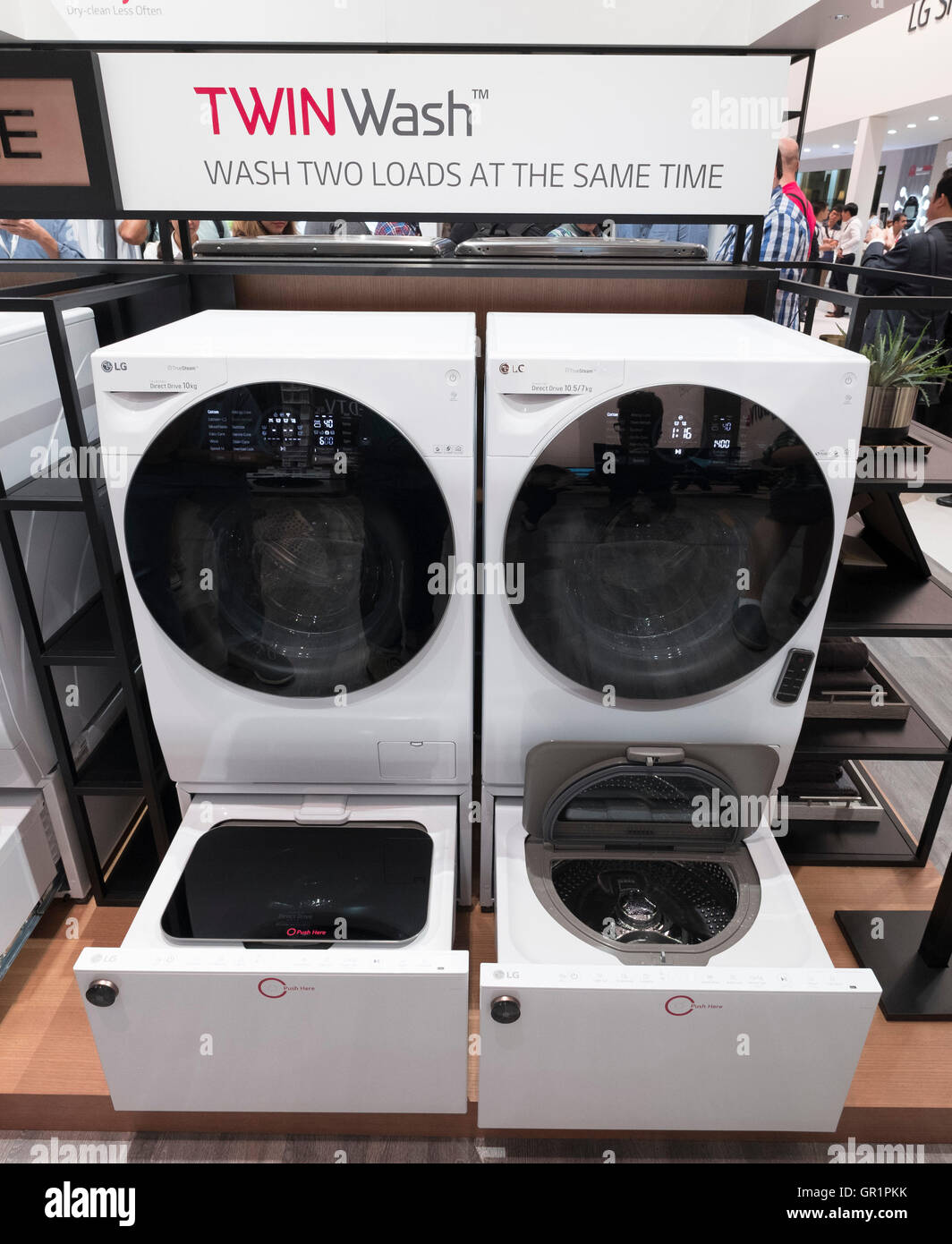 Twinwash LG lave-linge avec deux tambours pour lavage et séchage simultané à 2016 IFA (Internationale Funkausstellung Ber Banque D'Images