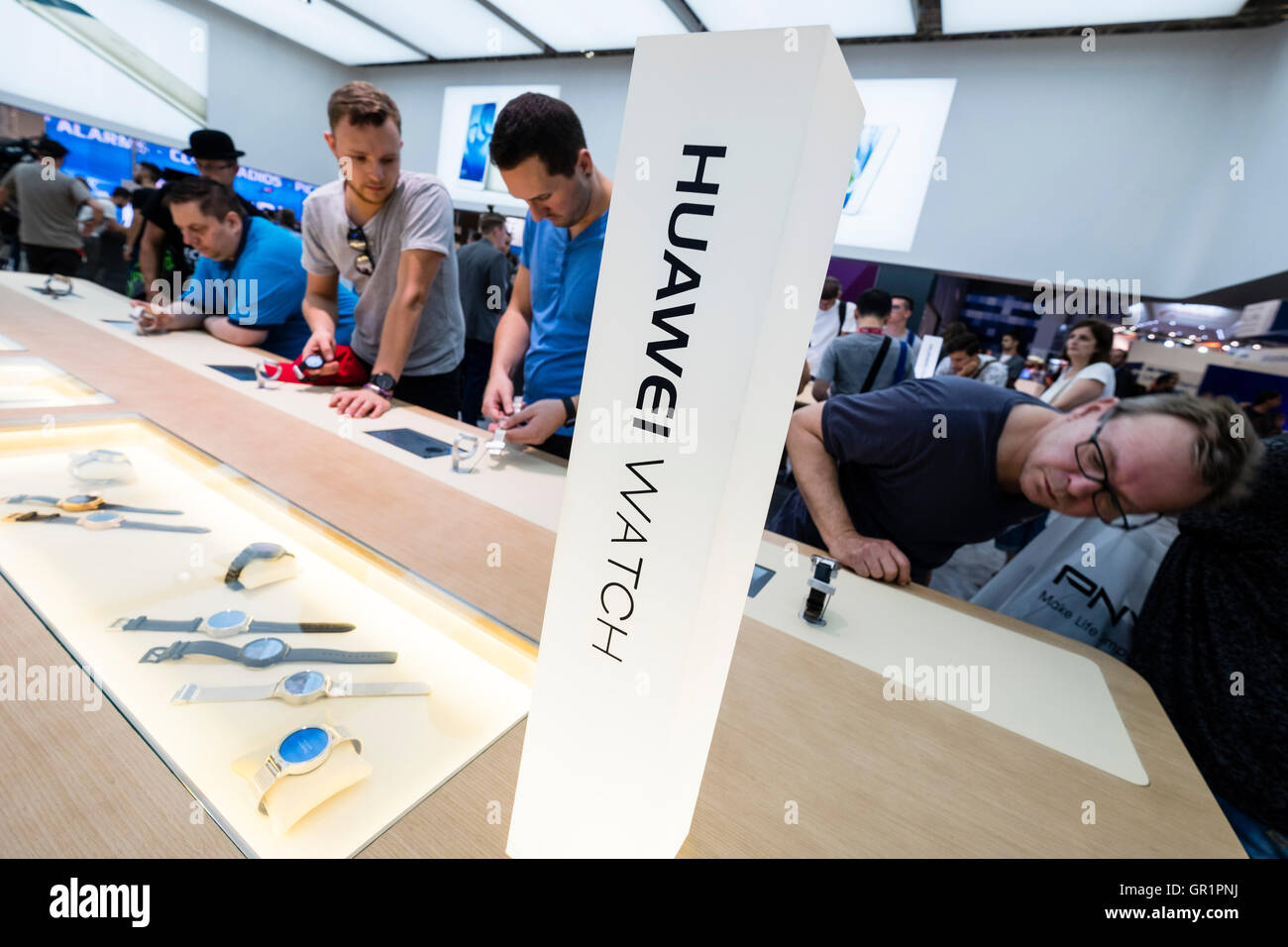 Huawei montres sur l'affichage à 2016 IFA (Internationale Funkausstellung Berlin), Berlin, Allemagne Banque D'Images