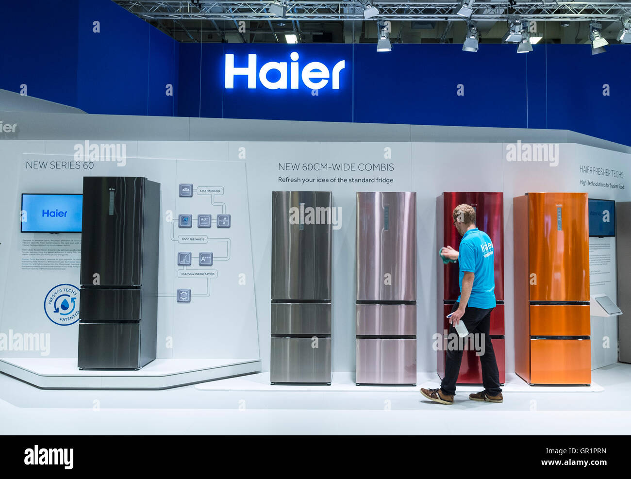 Le nettoyage d'un réfrigérateur de couleur par Haier à 2016 IFA (Internationale Funkausstellung Berlin), Berlin, Allemagne Banque D'Images