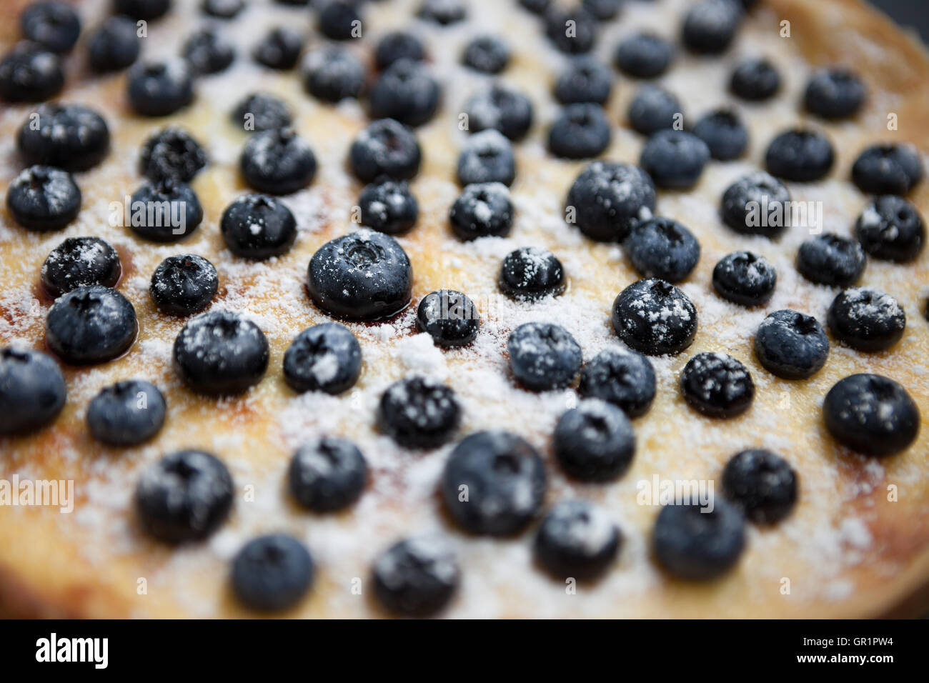 Macro Close up of fresh fruits blueberrie sur home à tarte cuite.Sucre glace sur la pâte sucrée. Yummy traiditional dessert Banque D'Images