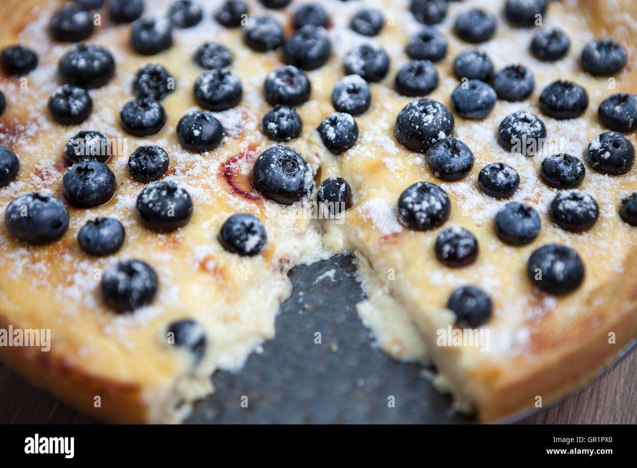 Tarte aux bleuets couper sur la plaque. Pâtisserie Homebaked, délicieux dessert. Aliments biologiques délicieux avec beaucoup de sucre, les baies fraîches et crème Banque D'Images