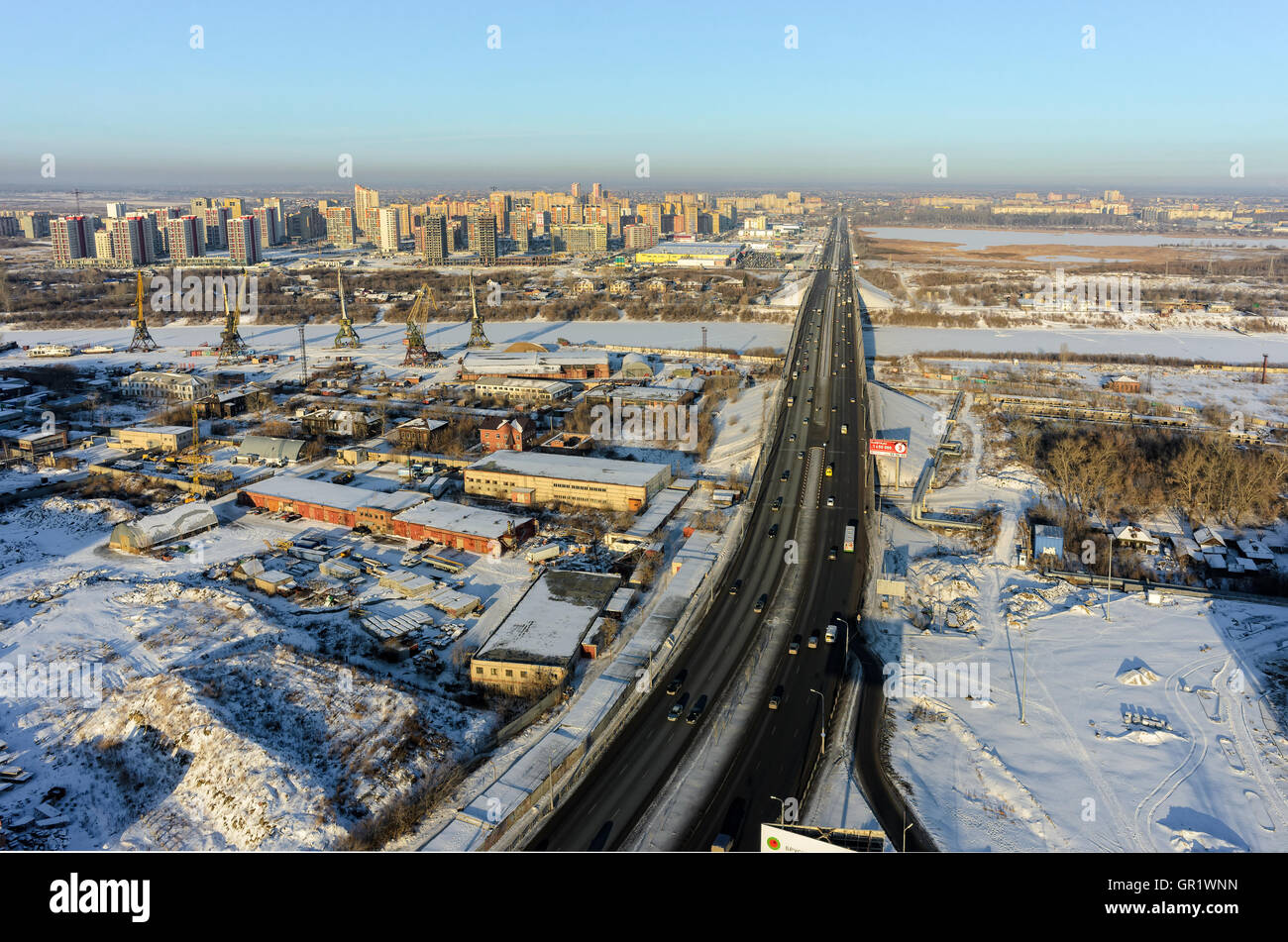 Port et pont sur la rivière Tura de Tyumen. La Russie Banque D'Images