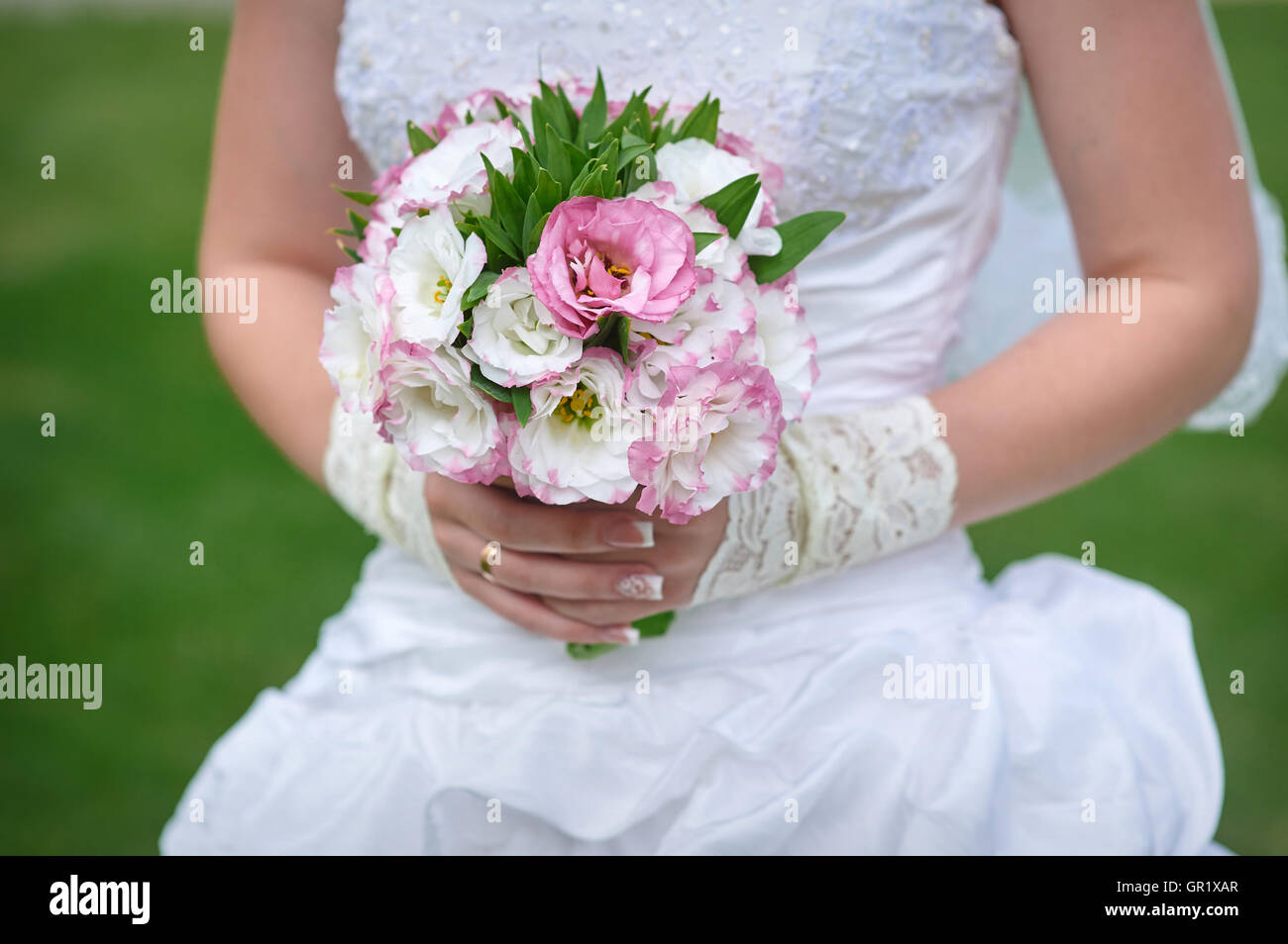 Fleurs Mariage Bouquet de roses dans les mains de la Mariée Banque D'Images
