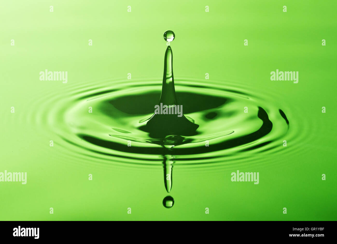 Close-up of a drop hitting surface de l'eau Banque D'Images