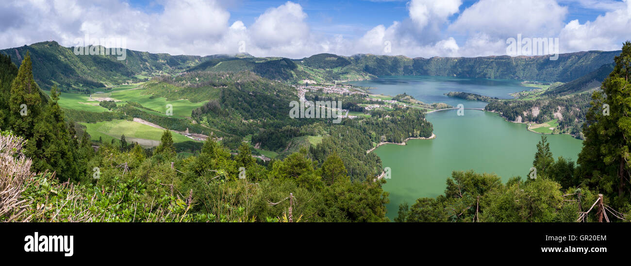 Sete Cidades Lacs Caldeiras et la vallée. Un large panorama détaillé de la ville de Sete Cidades, Lagoa Azul, vert Banque D'Images