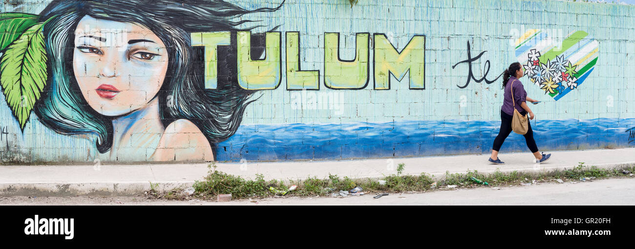 Photo murale de Tulum . Photo murale par Aquarelaart/ Aquarela 2014 peinte sur une rue de Tulum exprime l'amour pour la ville. Banque D'Images
