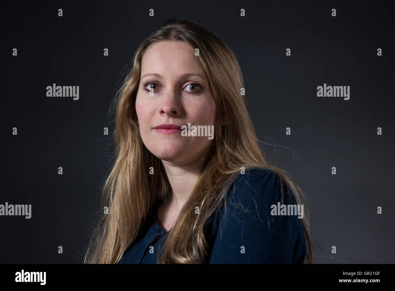 L'écrivain féministe britannique Laura Bates. Banque D'Images