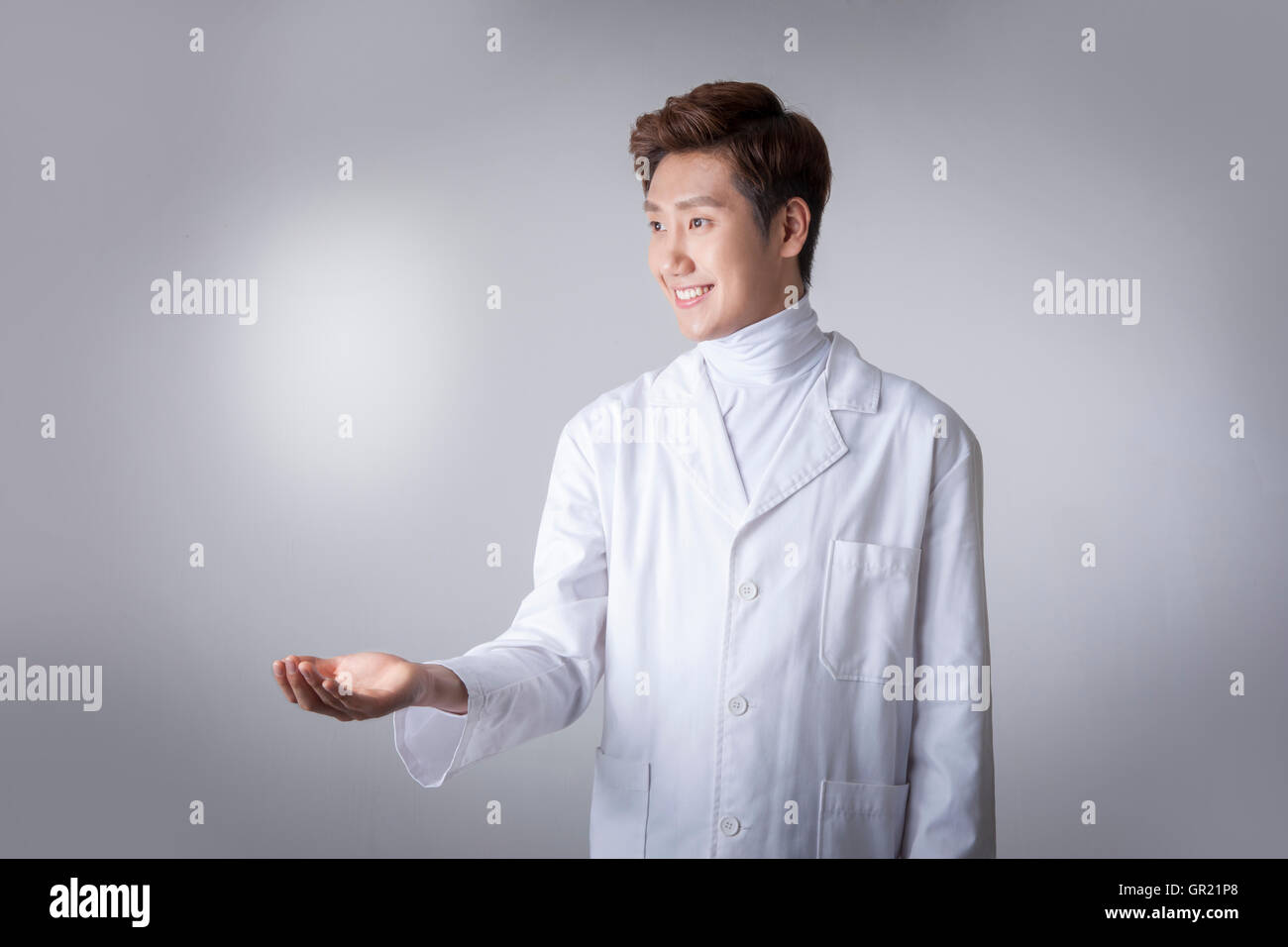 L'homme en robe blanche Banque D'Images
