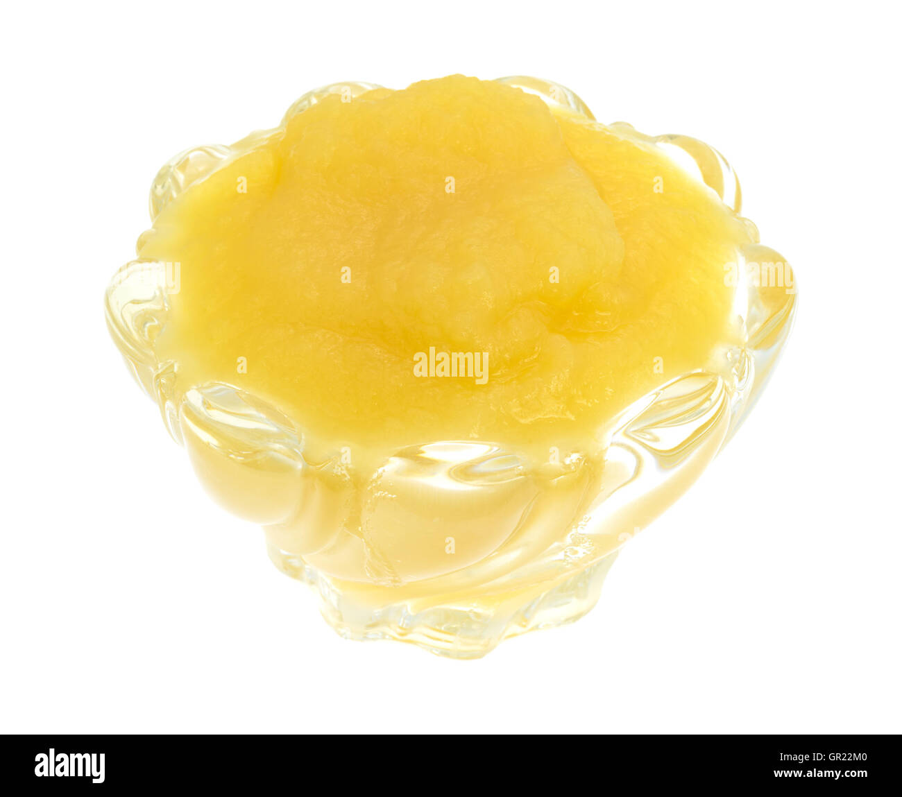 Servant de compote dans un bol en verre sur un fond blanc. Banque D'Images