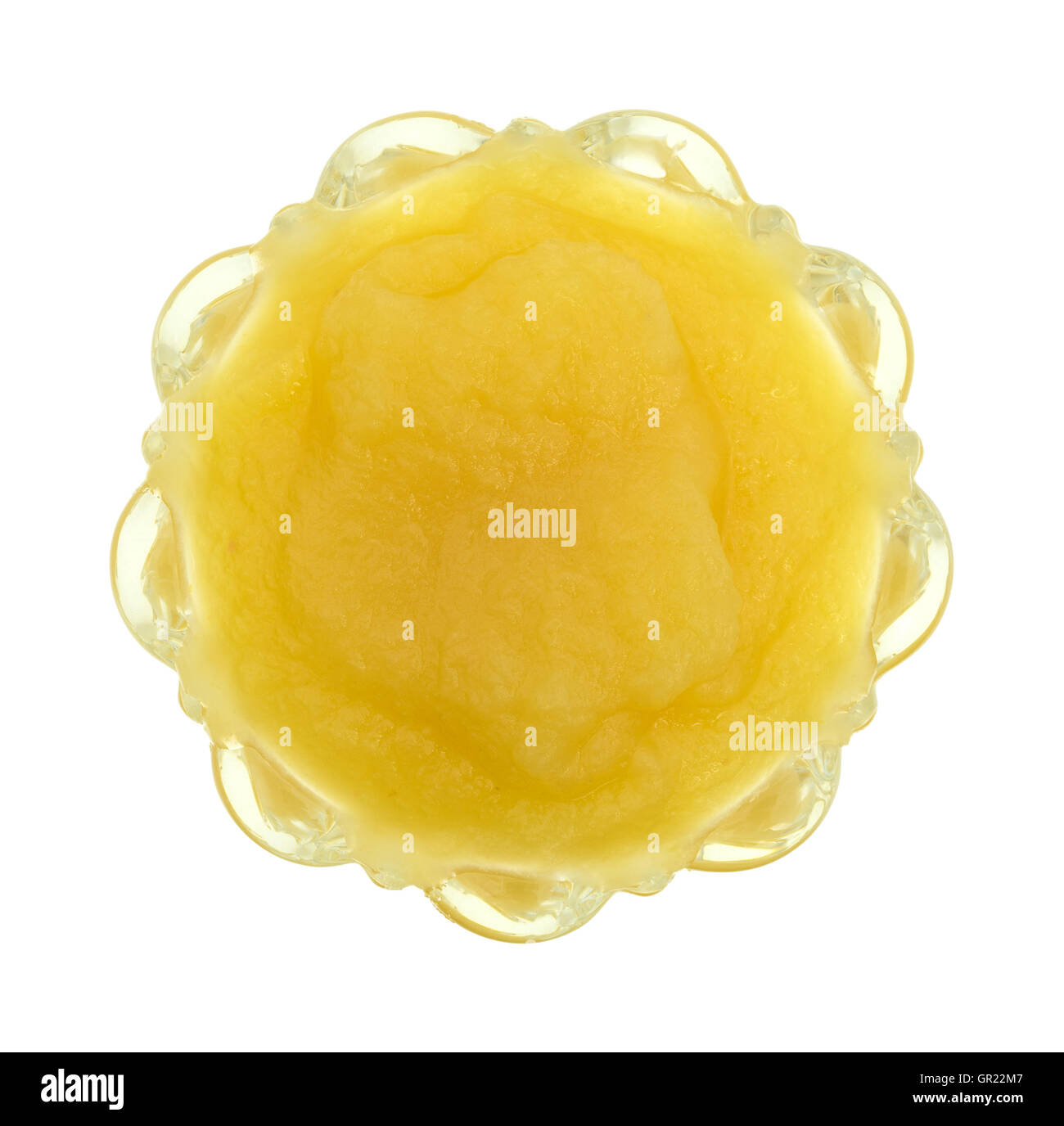 Vue de dessus d'une portion de compote dans un bol en verre sur un fond blanc. Banque D'Images