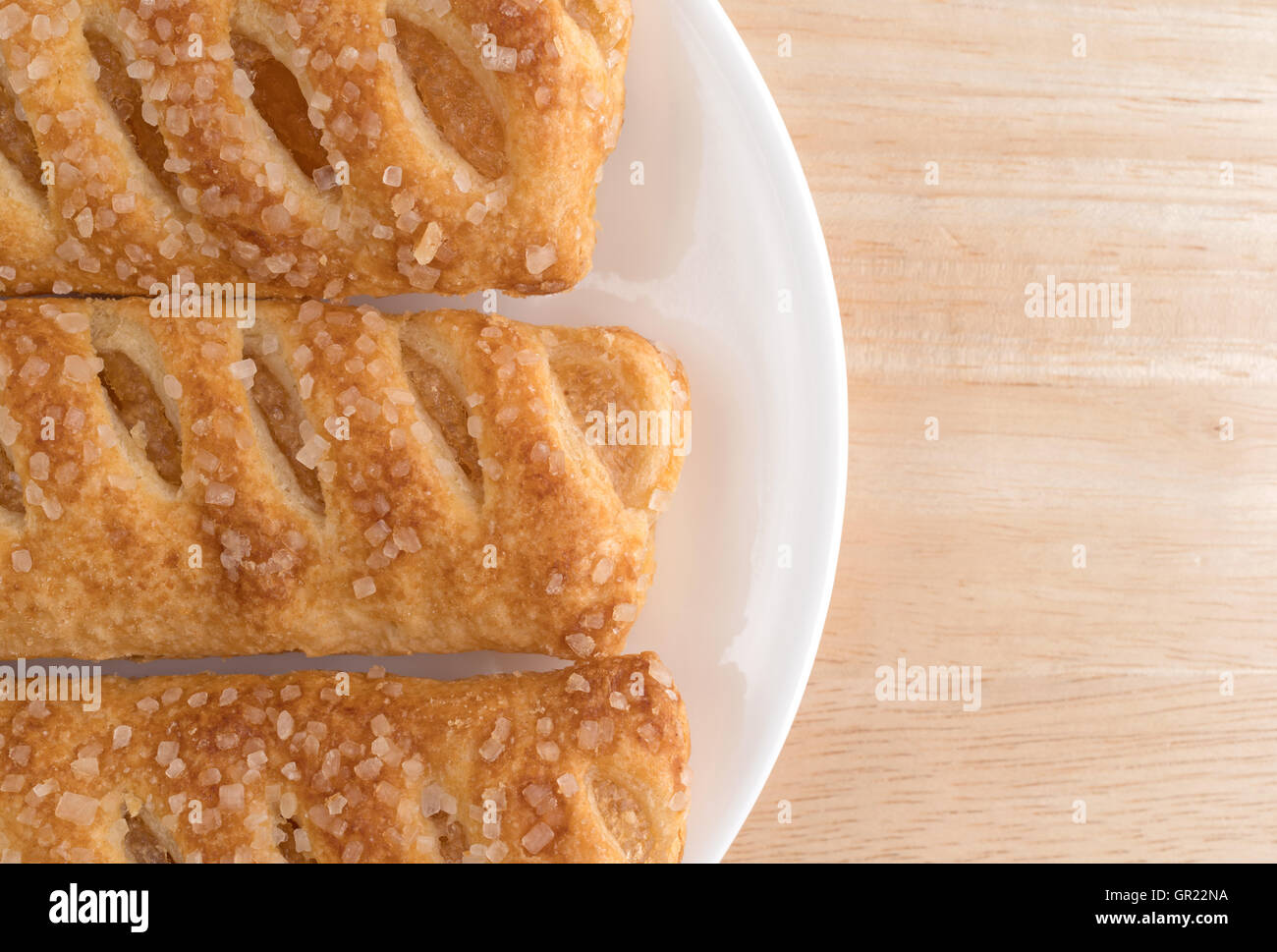 Haut de page Fermer la vue des dragées aux tartes aux fruits Apple sur un plateau au sommet d'une table en bois. Banque D'Images