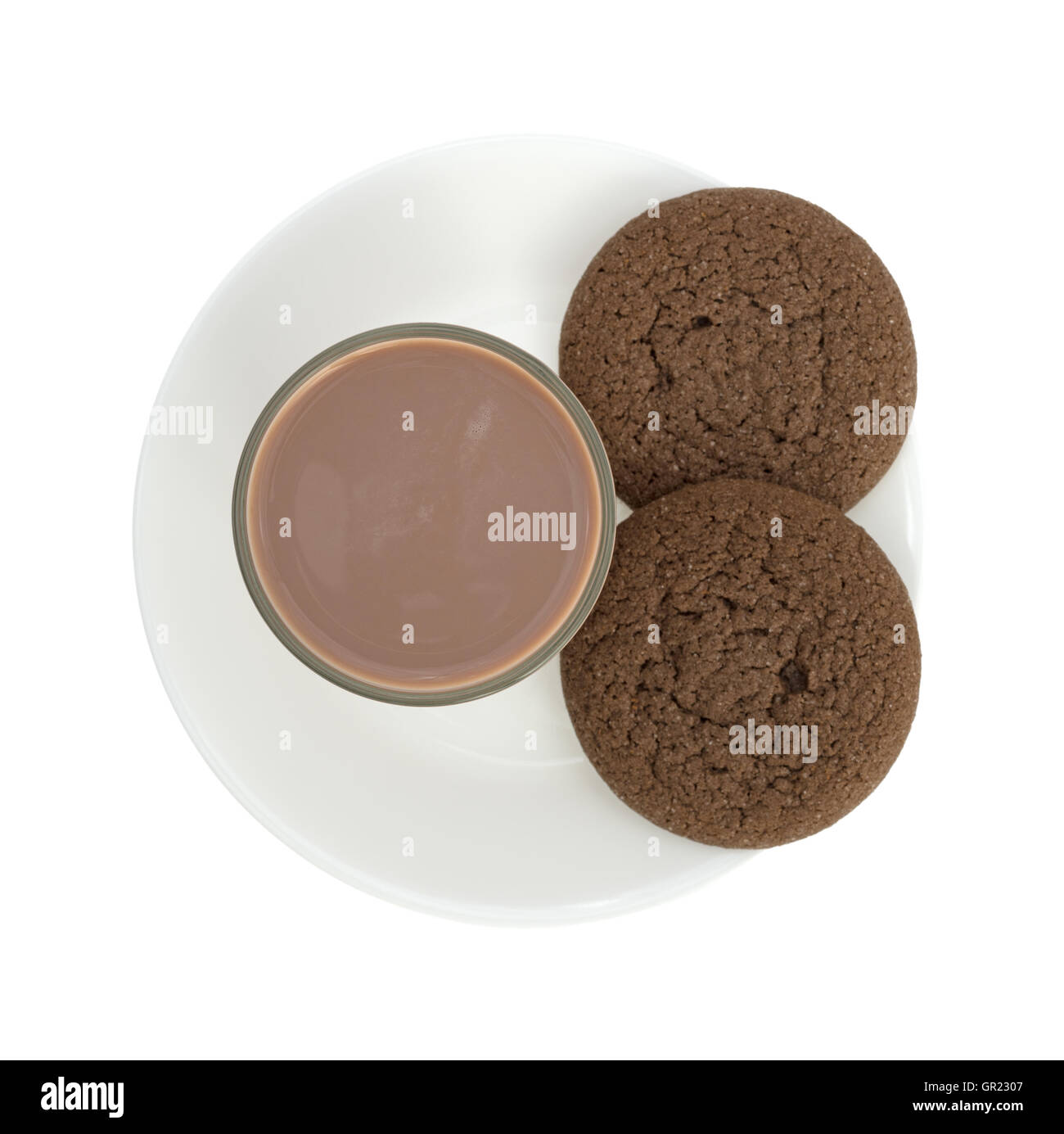 Vue de dessus d'un verre de lait au chocolat sur une plaque avec deux cookies. Banque D'Images