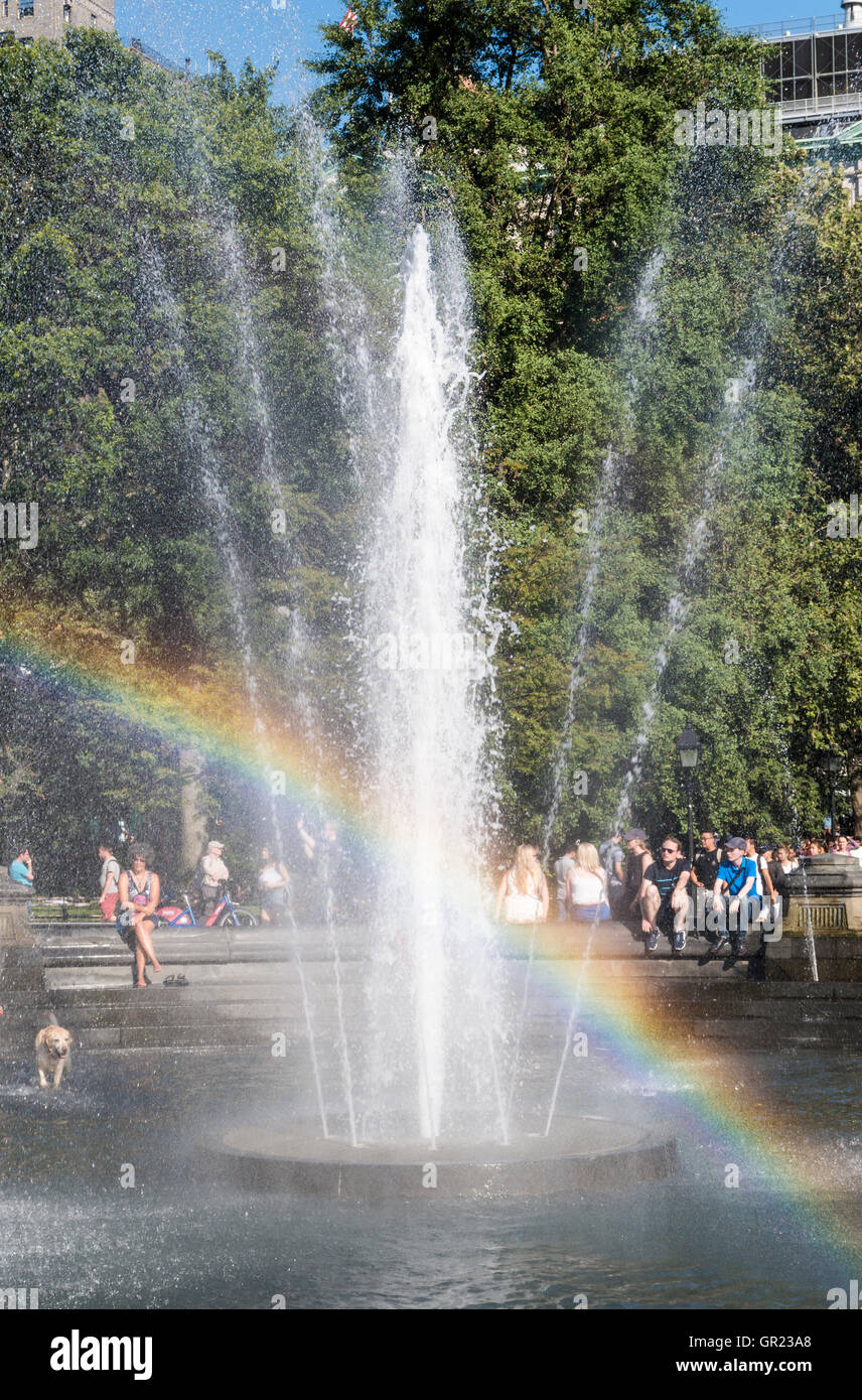 Fontaine d'eau et piscine à Washington Square Park, New York, en été avec arc-en-ciel. Banque D'Images