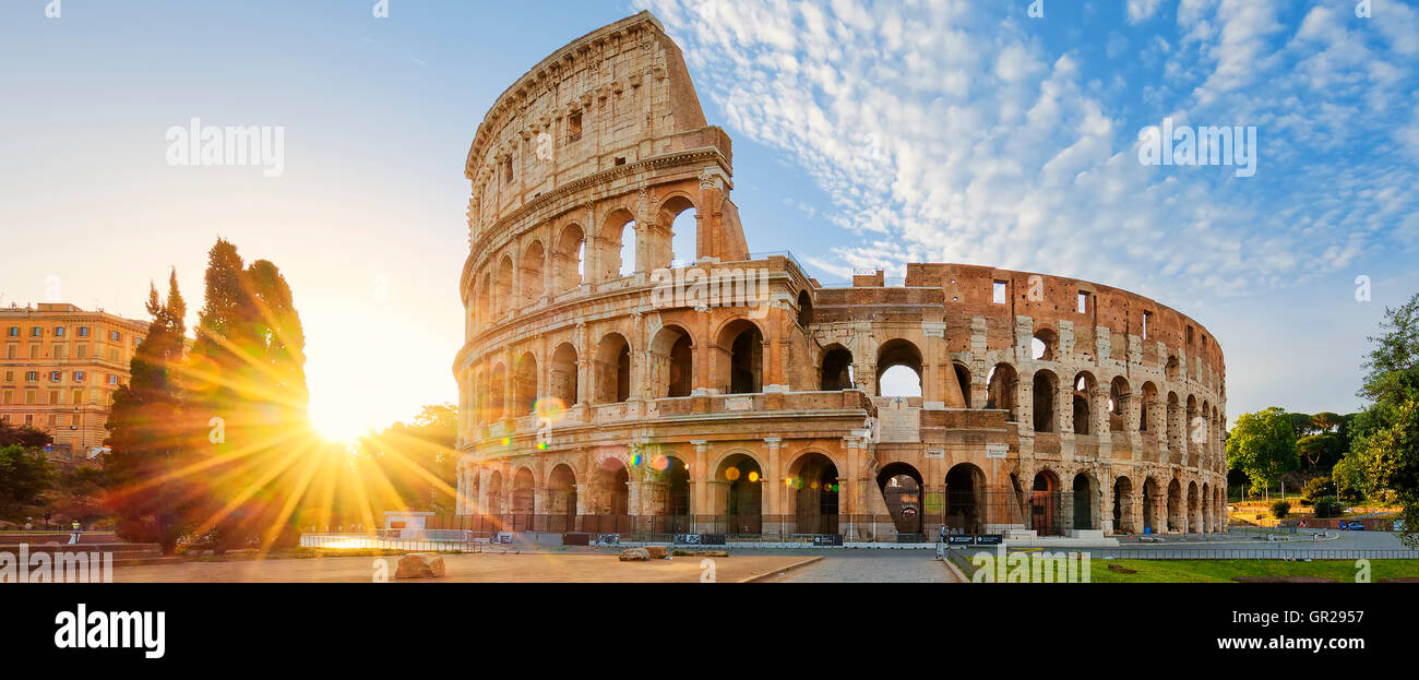 Vue panoramique du Colisée à Rome et soleil du matin, l'Italie, l'Europe. Banque D'Images