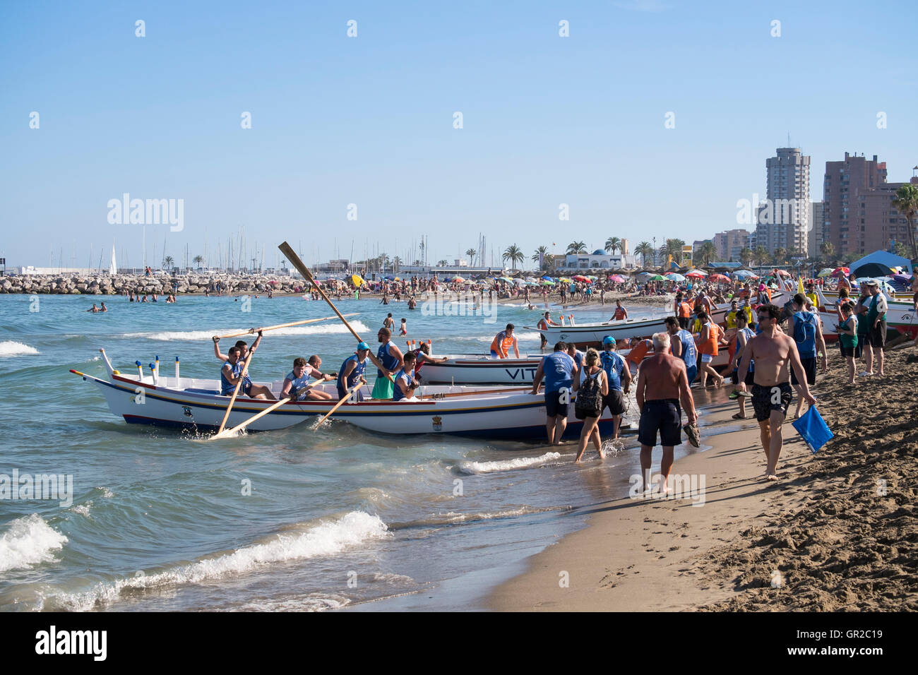 Course de bateaux de pêche à Fuengirola, Malaga, Espagne Banque D'Images