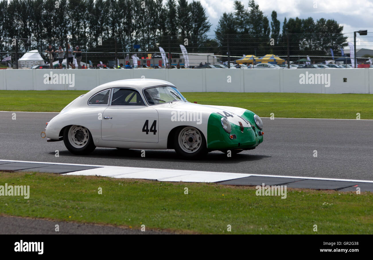 La conduite d'un Gareth Burnett, 1954 Porsche 356 Pre-A au cours de qualification pour le RAC Tourist Trophy pour GTCars pré historique '63 Banque D'Images