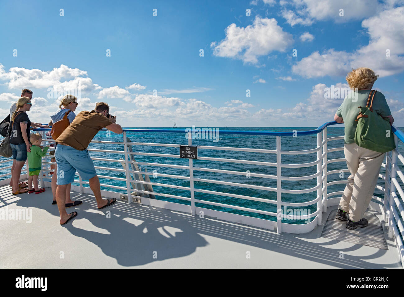 Florida Keys, Key Largo, John Pennekamp Coral Reef State Park, les visiteurs de proue d'un bateau à fond de verre de partir à reef Banque D'Images