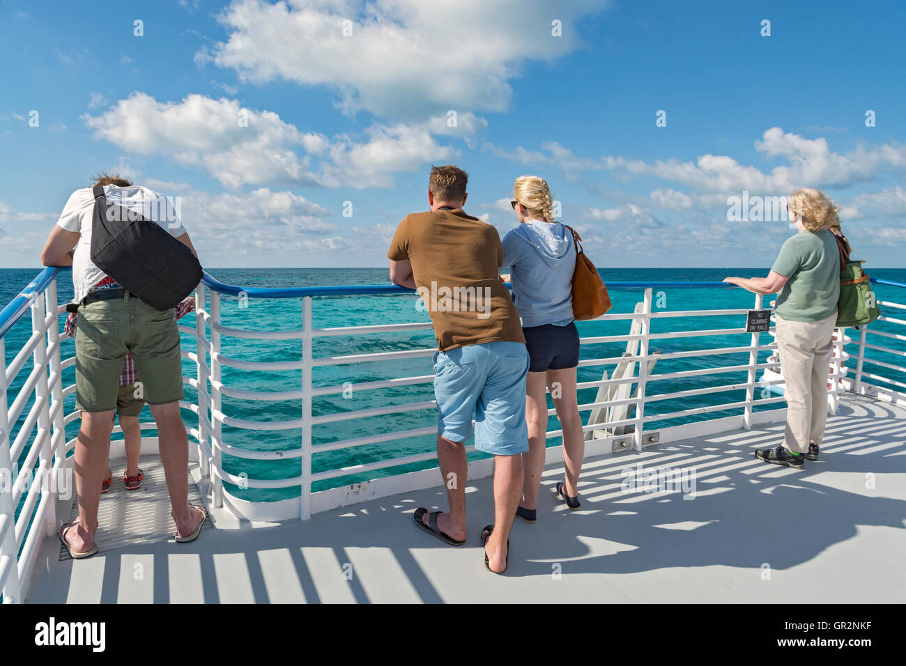 Florida Keys, Key Largo, John Pennekamp Coral Reef State Park, les visiteurs de proue d'un bateau à fond de verre de partir à reef Banque D'Images