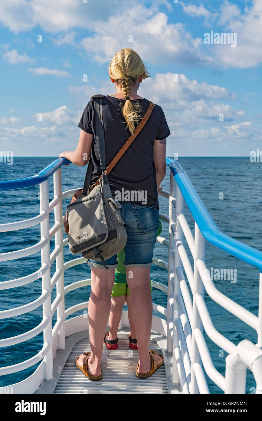 Florida Keys, Key Largo, John Pennekamp Coral Reef State Park, femme et enfant de proue d'un bateau à fond de verre la position de reef Banque D'Images