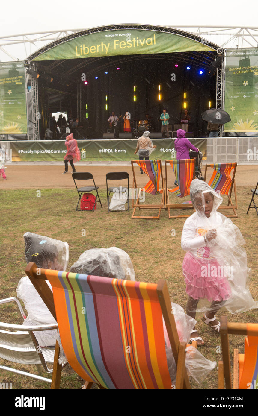 Un public clairsemé montres un concert au Festival de la liberté dans le parc olympique, Londres, Angleterre. Banque D'Images