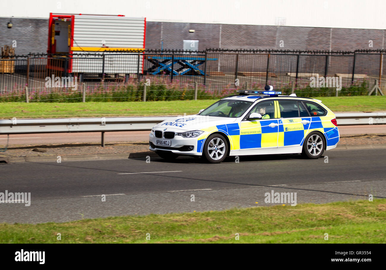 Une voiture de police BMW de police d'Écosse qui accélère en réponse à un incident le long de la route à double voies de Kingsway West à Dundee, en Écosse Banque D'Images