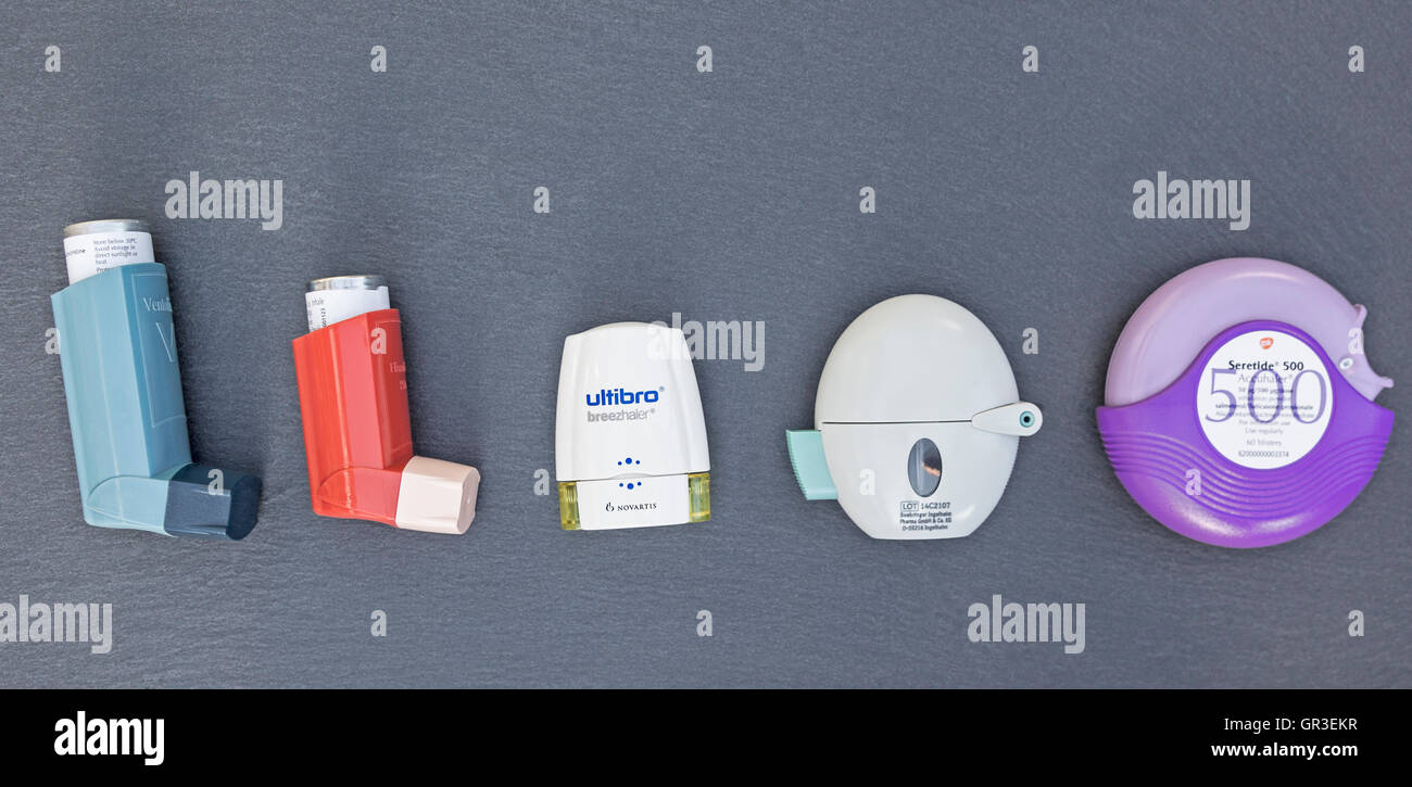 Une gamme d'inhalateurs utilisés pour traiter l'asthme et les maladies pulmonaires obstructives chroniques. Banque D'Images