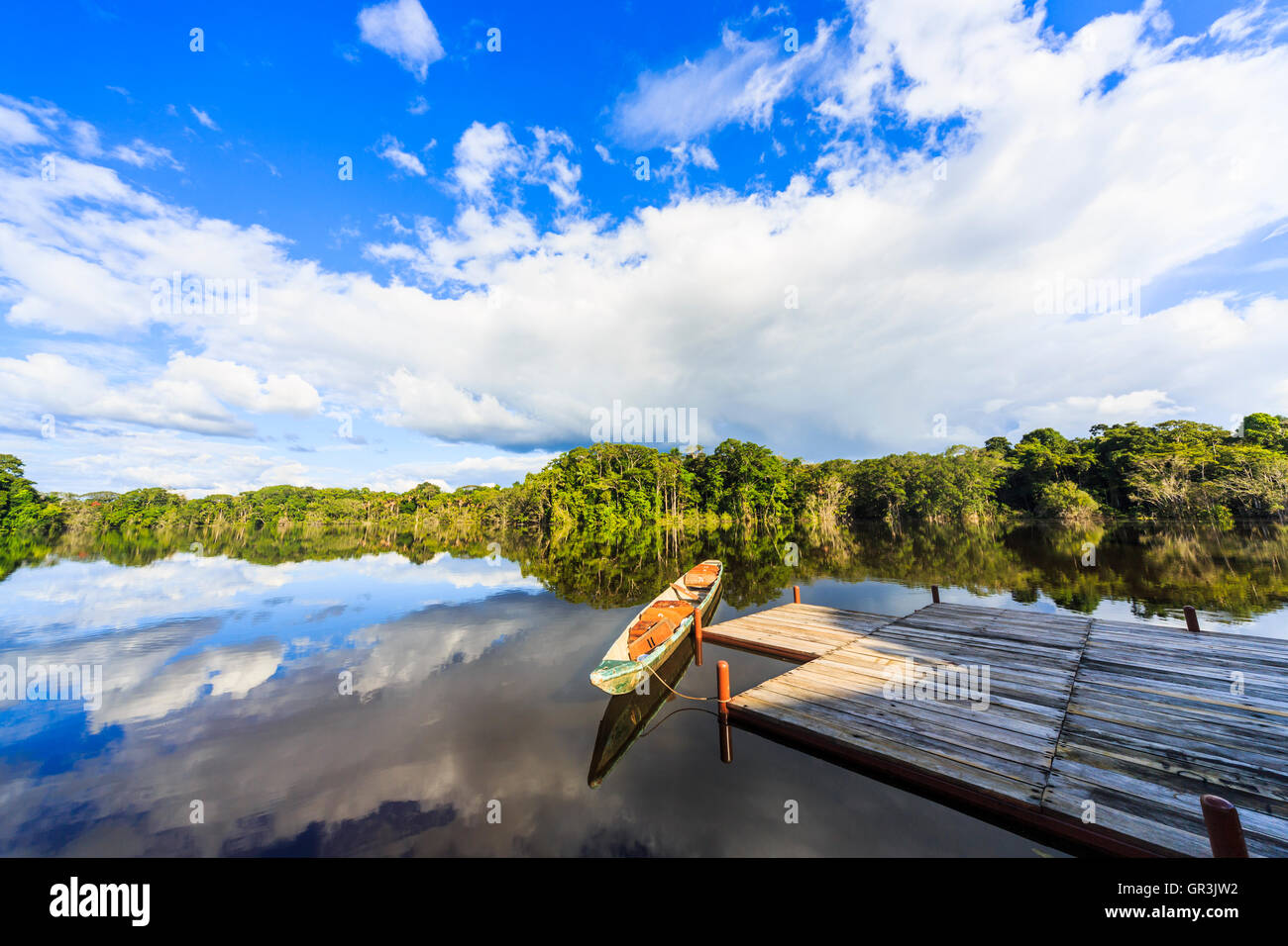 Vue panoramique avec un canoë sur la lagune Garzacocha dans la forêt tropicale amazonienne au Lodge la Selva sur la rivière Napo, Équateur, Amérique du Sud Banque D'Images