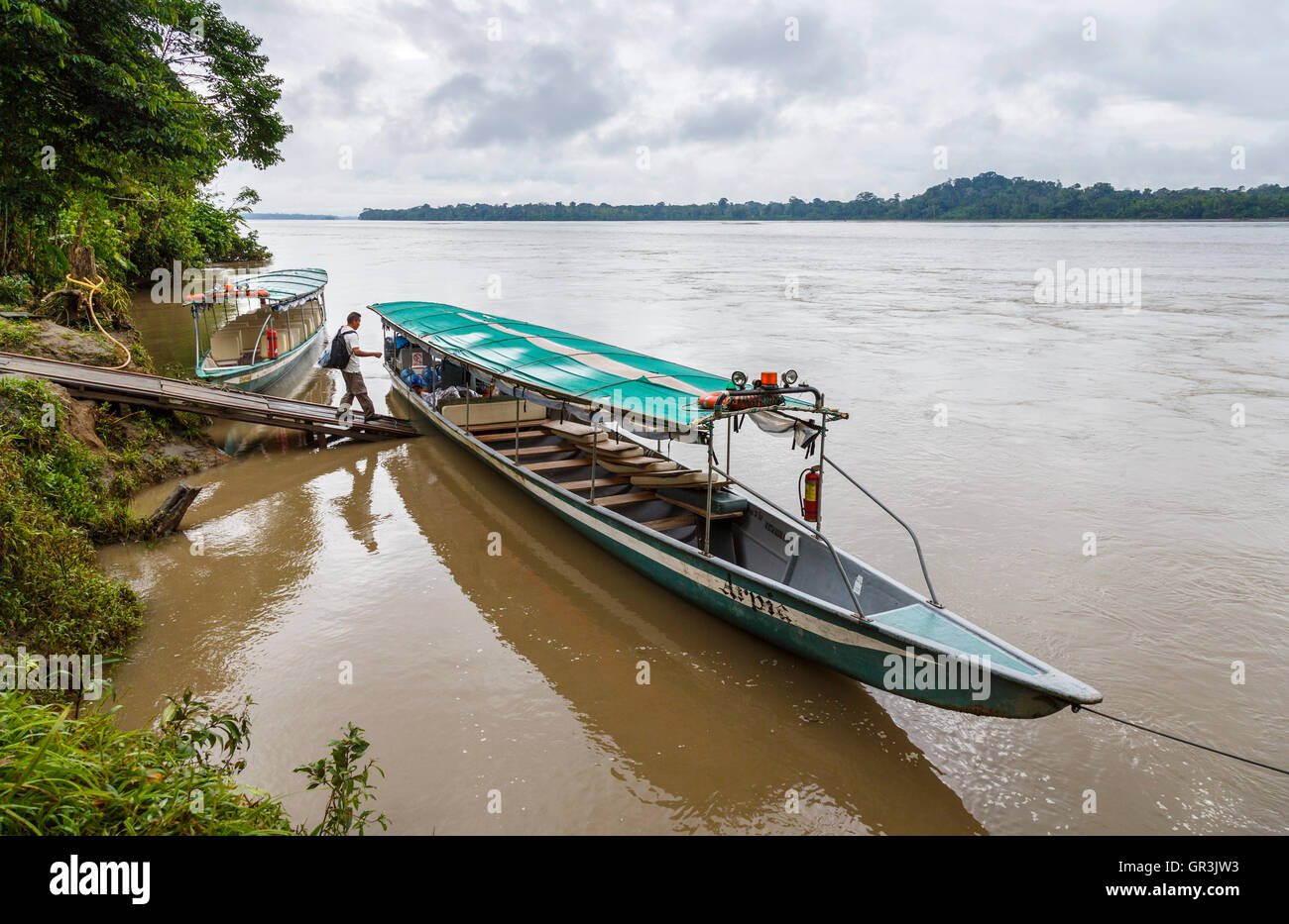 Canoë motorisé sur le fleuve Napo dans la forêt tropicale amazonienne à La Selva lodge, Équateur, Amérique du Sud Banque D'Images